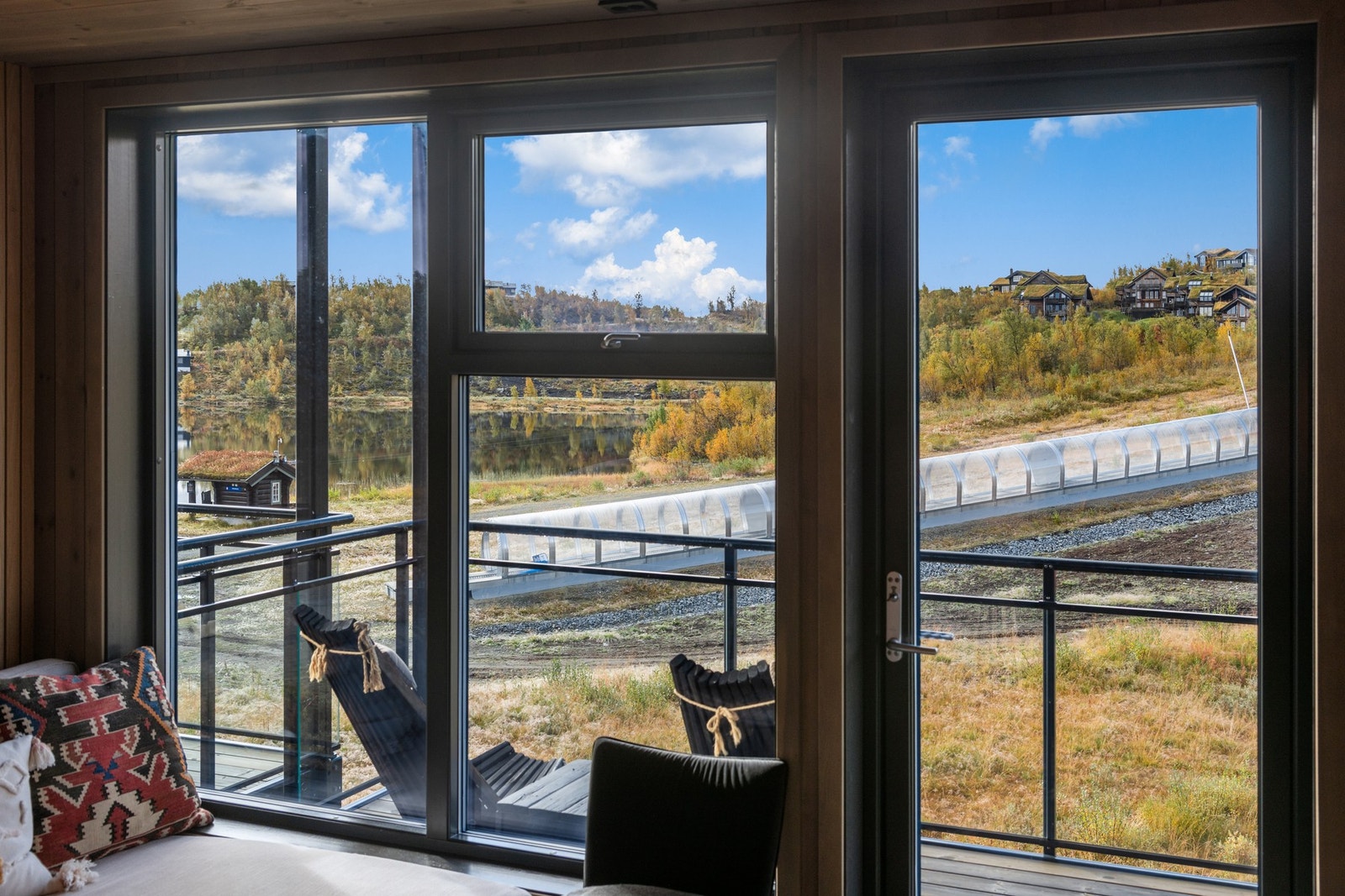 Lys og smakfull stue med utgang til solrik altan Galleribilde