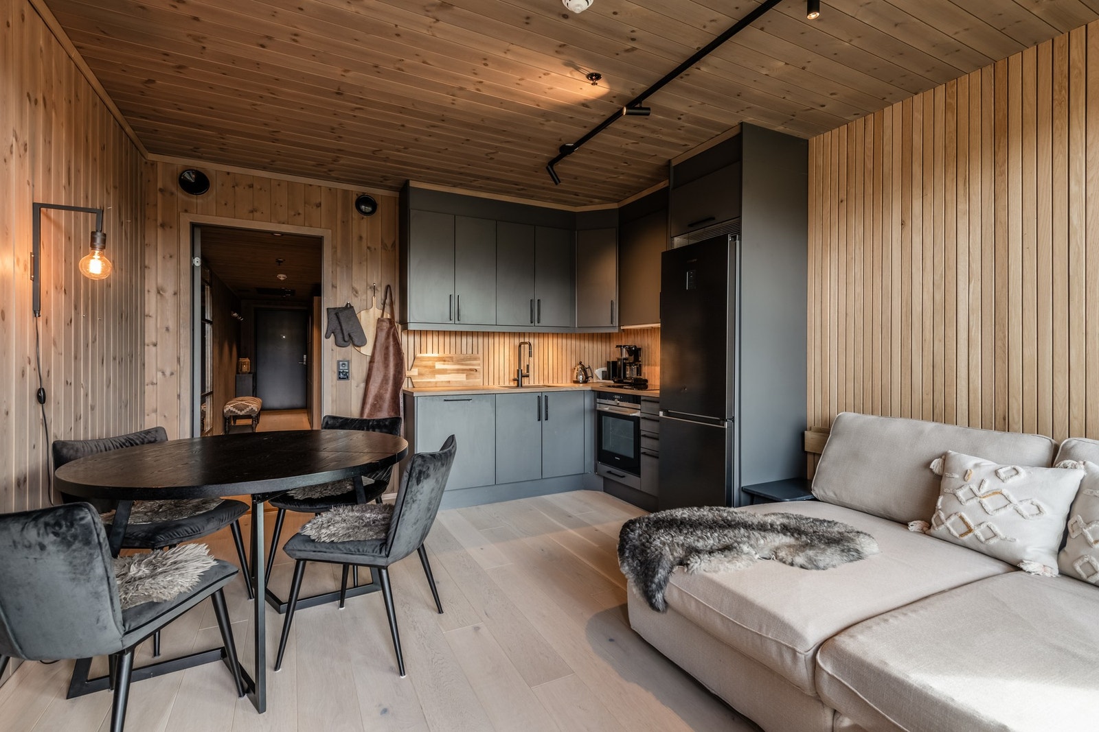 Stue og kjøkken i åpen løsning Galleribilde