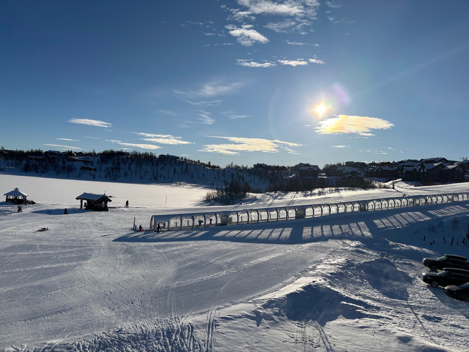 I Geilo Fjellandsby finner du familievennlige bakker med barneområde, akebakke, skibånd og terrengpark Galleribilde