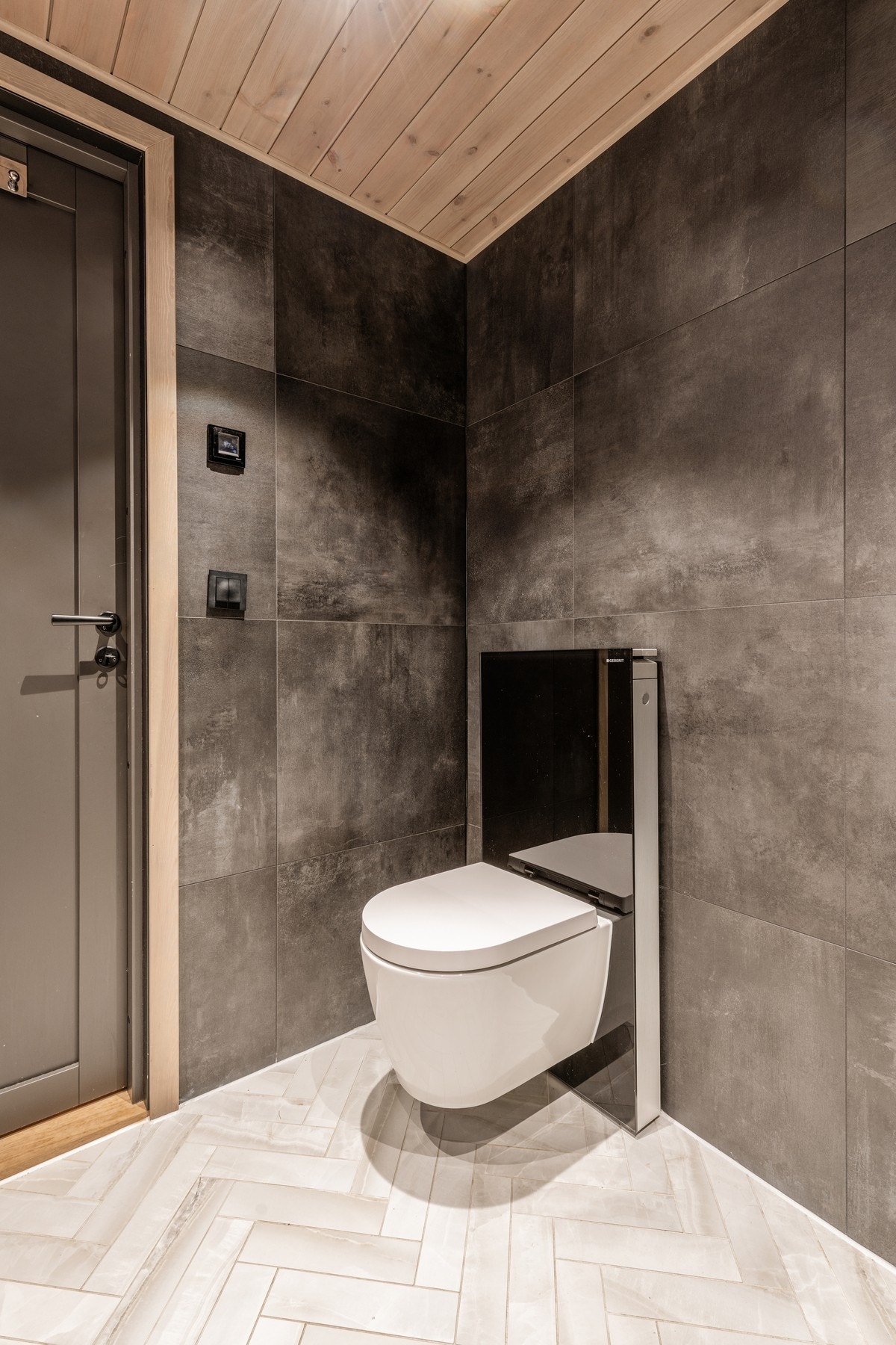 Lekkert påkostet bad med opplegg for vaskemaskin Galleribilde