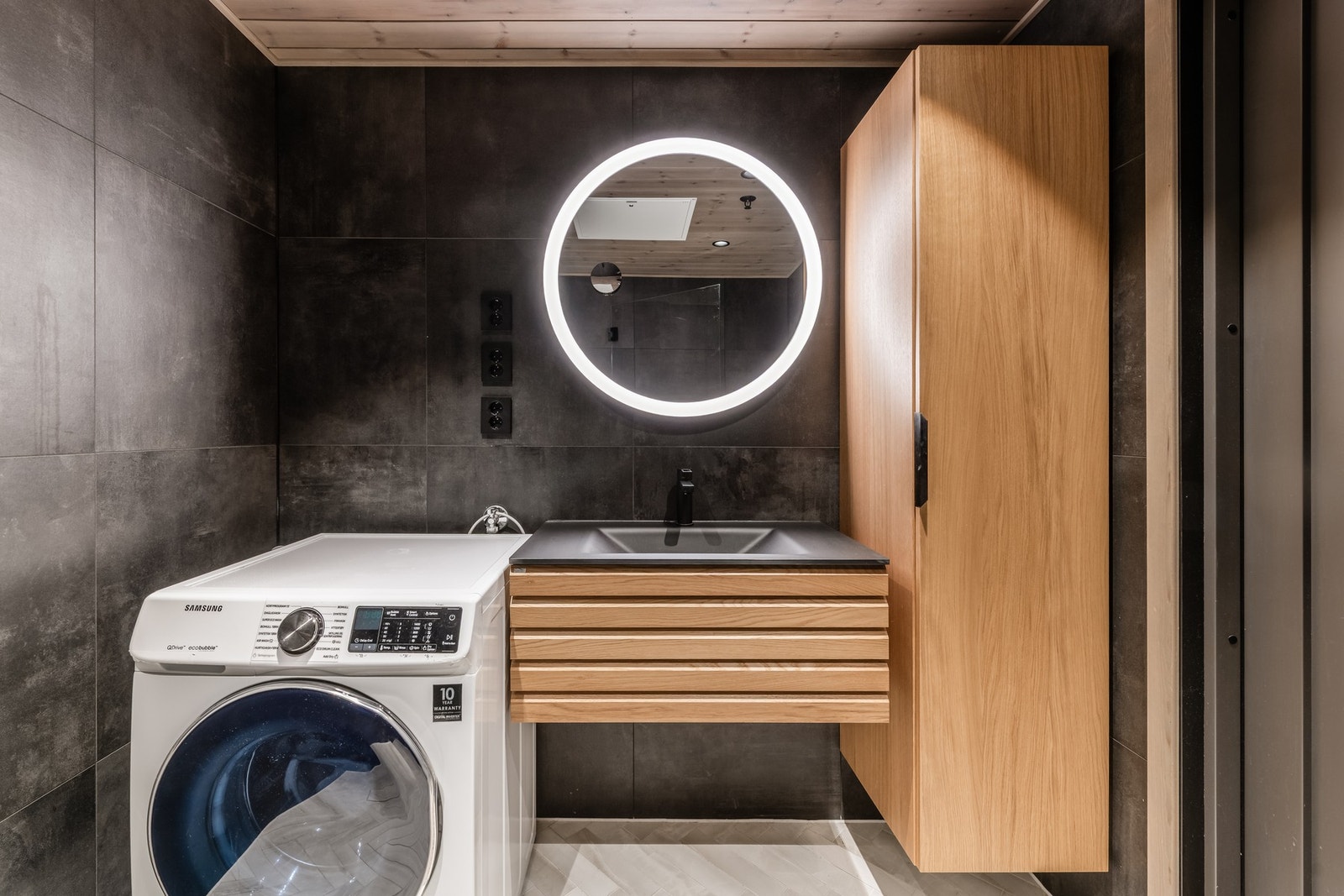 Lekkert påkostet bad med opplegg for vaskemaskin Galleribilde