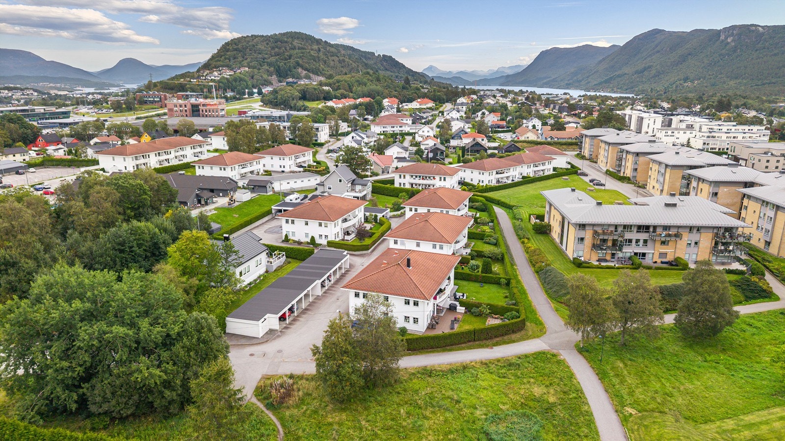 Dronebilde tatt fra vest mot øst som viser adkomsten fra Høgvollvegen og flotte gangveier mot handelssentrum på Moa like ved Galleribilde