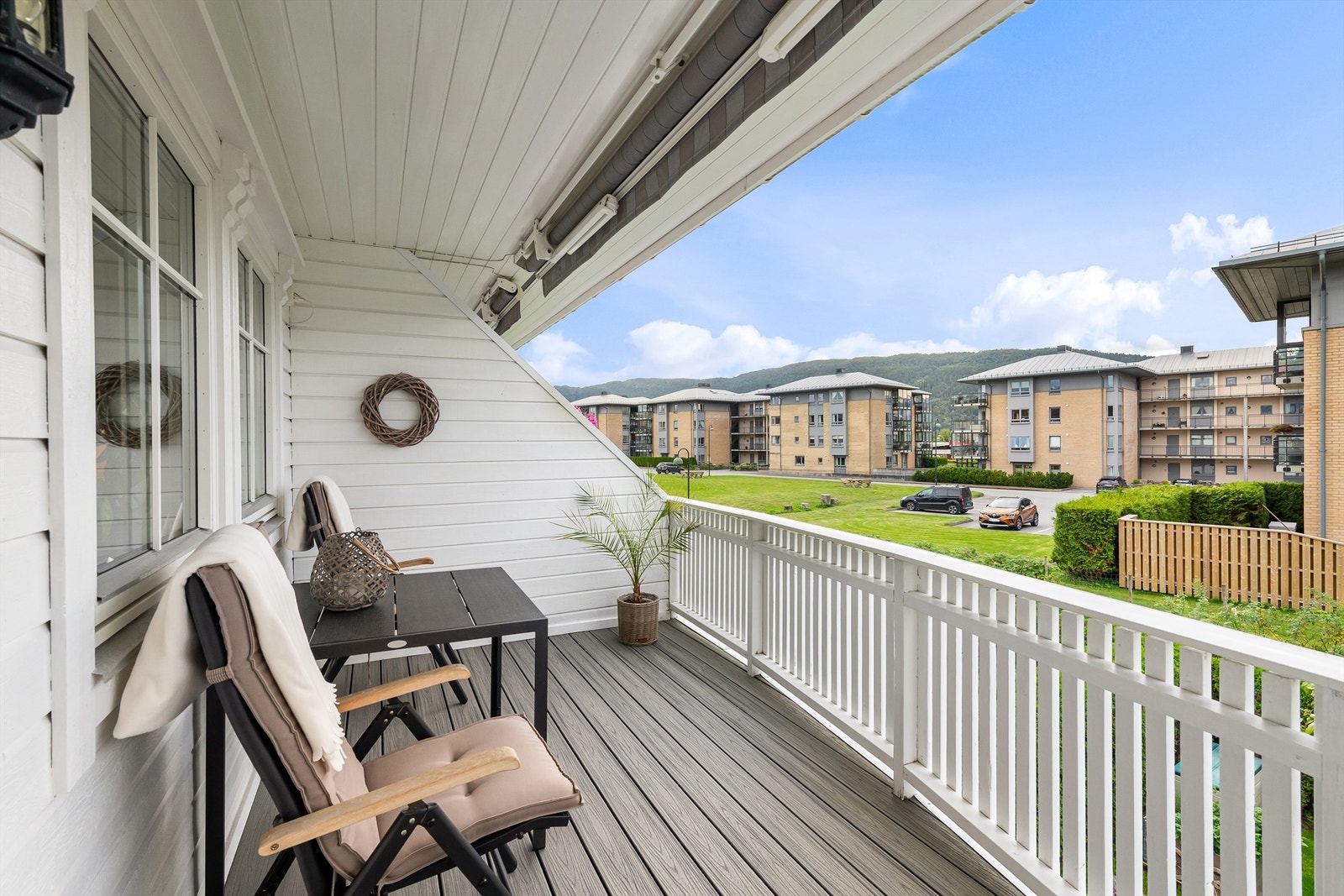 Sydvendt balkong med markise Galleribilde