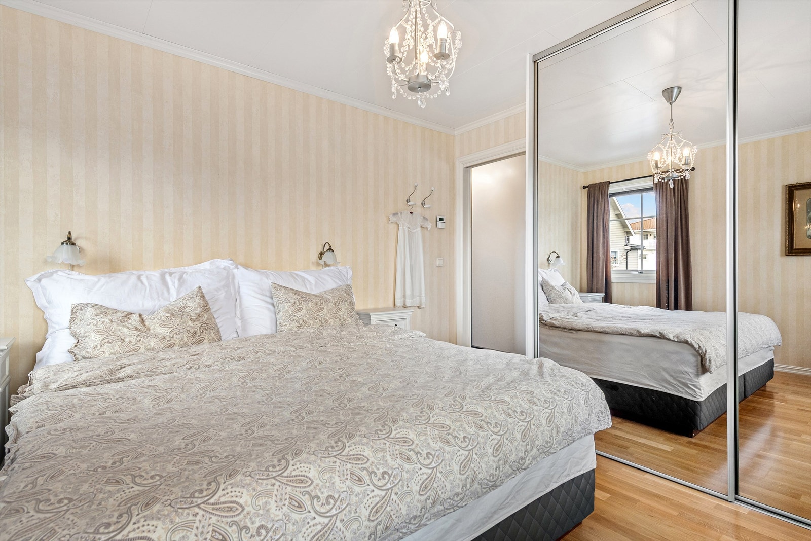 Hovedsoverom med skyvedørsgarderobe med speilfronter Galleribilde