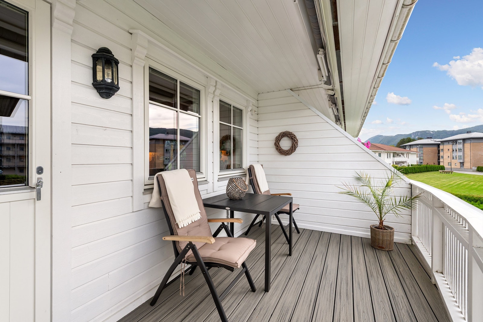 Sydvendt balkong på ca. 9 kvm med utgang fra stue. Det er markise over balkongen Galleribilde