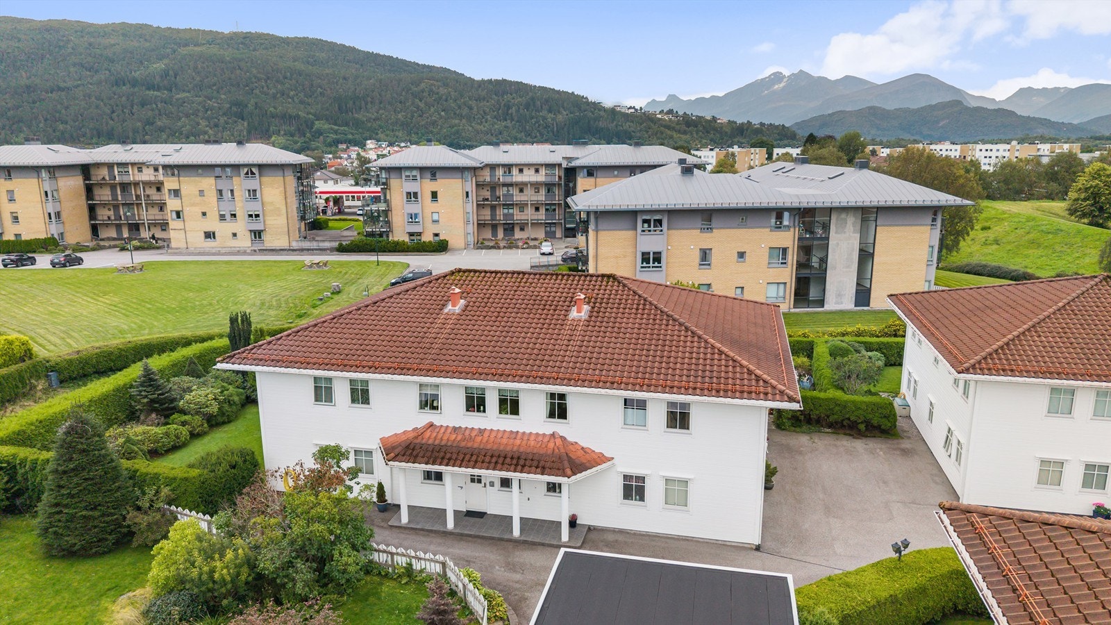 Dronebilde av fasade - tatt fra nord mto sør Galleribilde