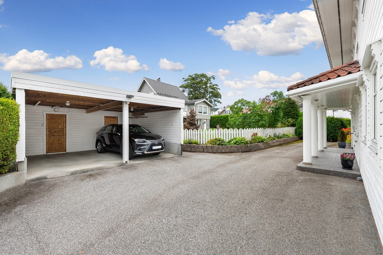Carport med bok i bakkant Galleribilde