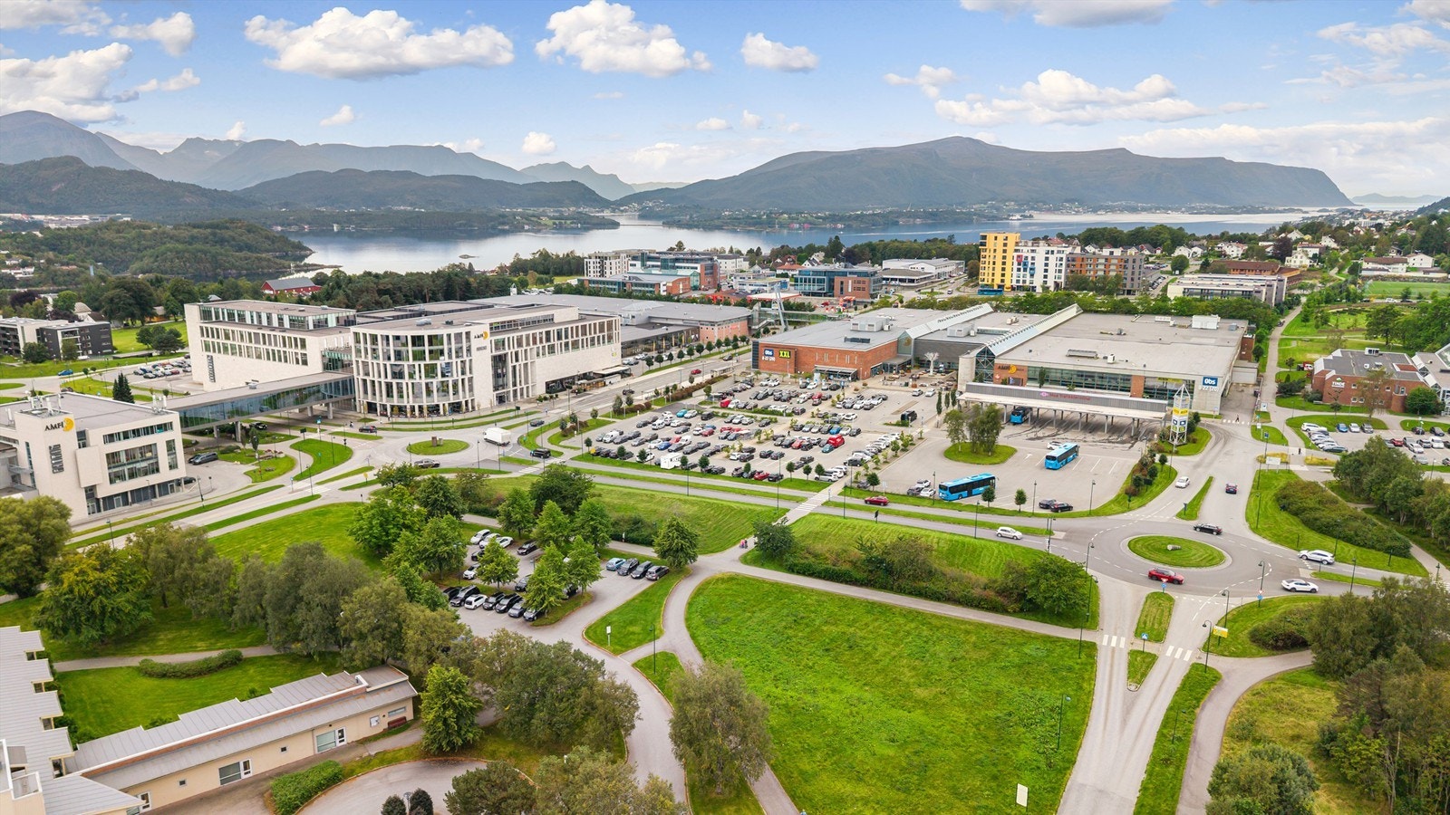 Dronebilde av nærområde og handelssentrum på Moa like vest for eiendommen Galleribilde