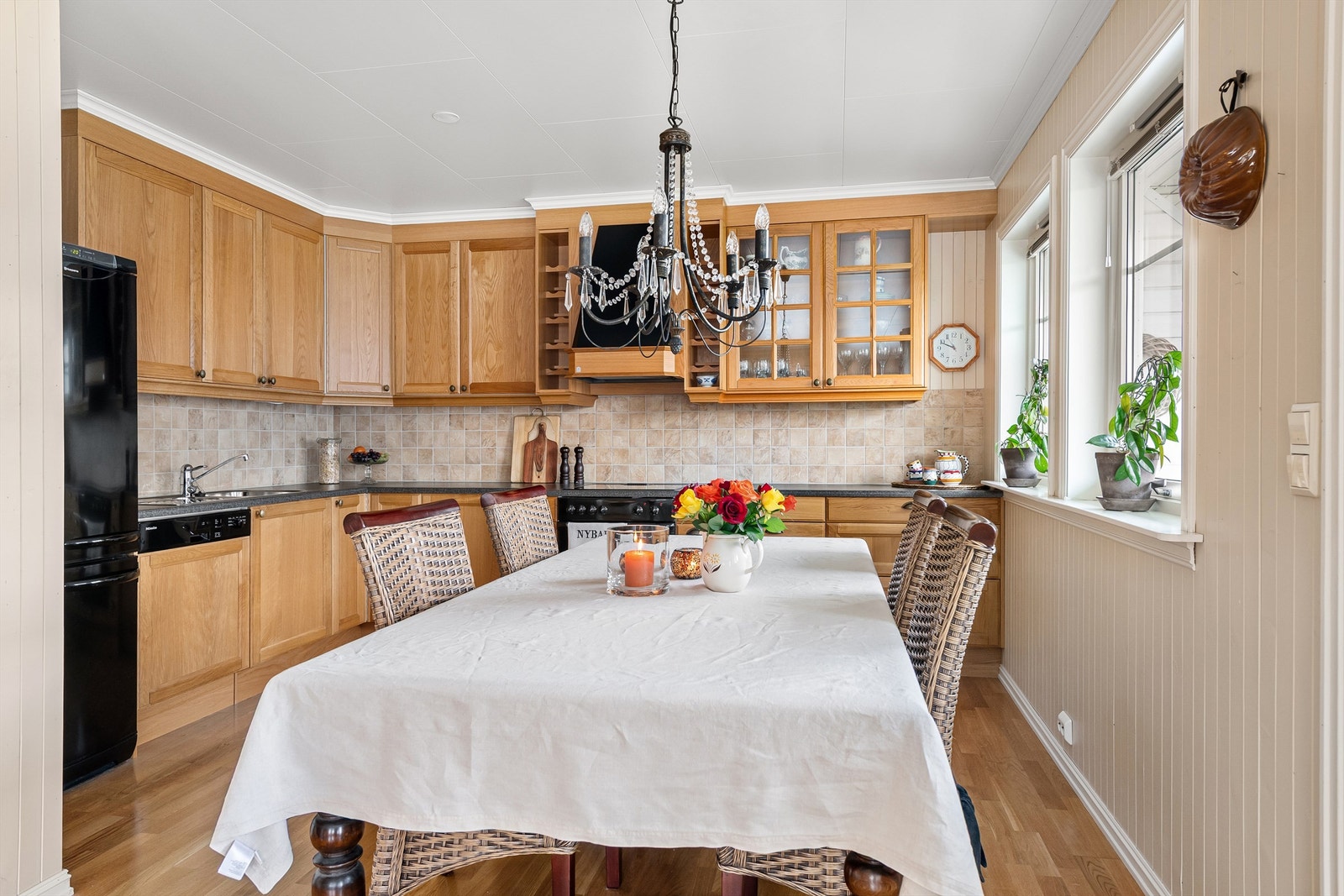 Kjøkkeninnredning fra Normema med profilerte eikefronter og benkeplate av laminat Galleribilde