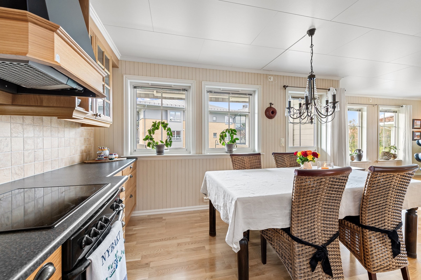 Det er god plass til spisestue i tlknytning til kjøkkenet Galleribilde