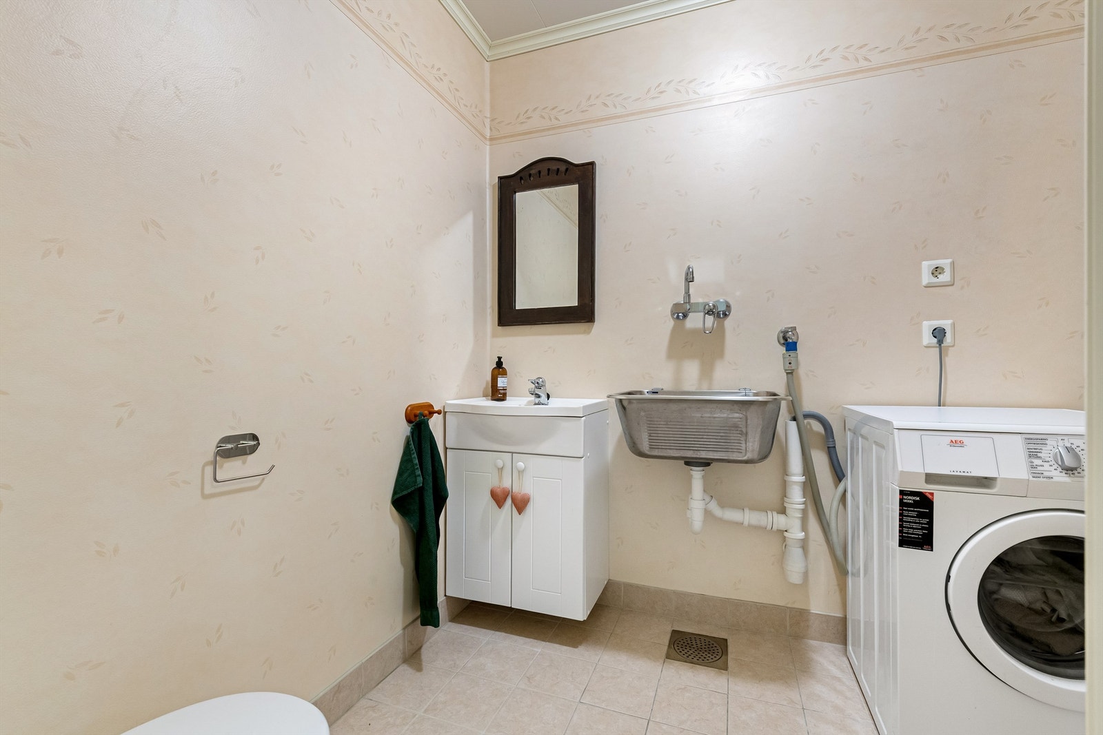 Vaskerom med flislagt gulv, våtromstapet på vegger og takplater i tak Galleribilde