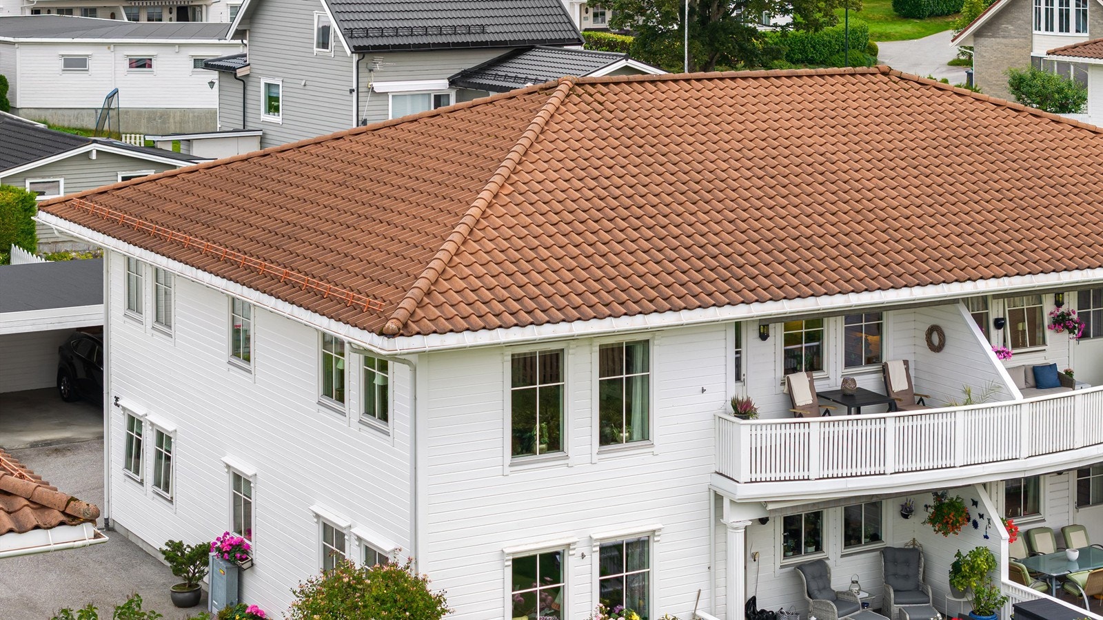 Dronebilde av fasade - leiligheten er beliggende i 2. etasje mot vest Galleribilde