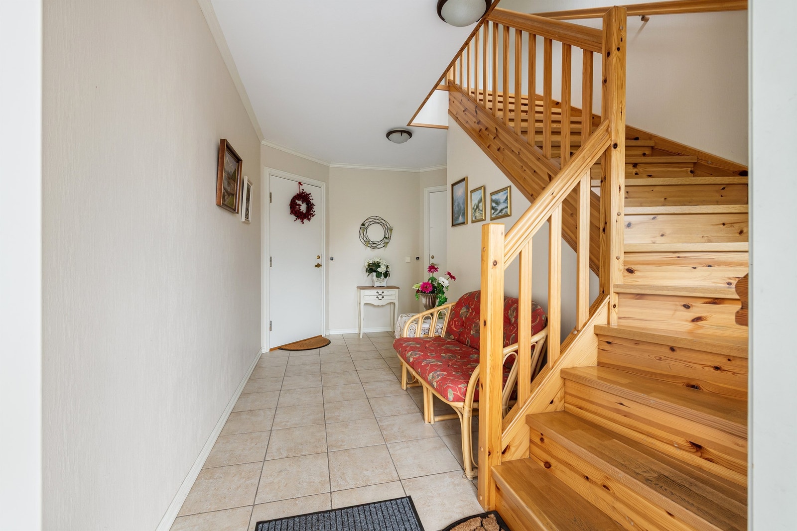 Felles inngangsparti i 1. etasje med trapp til leiligheten i 2. etasje Galleribilde