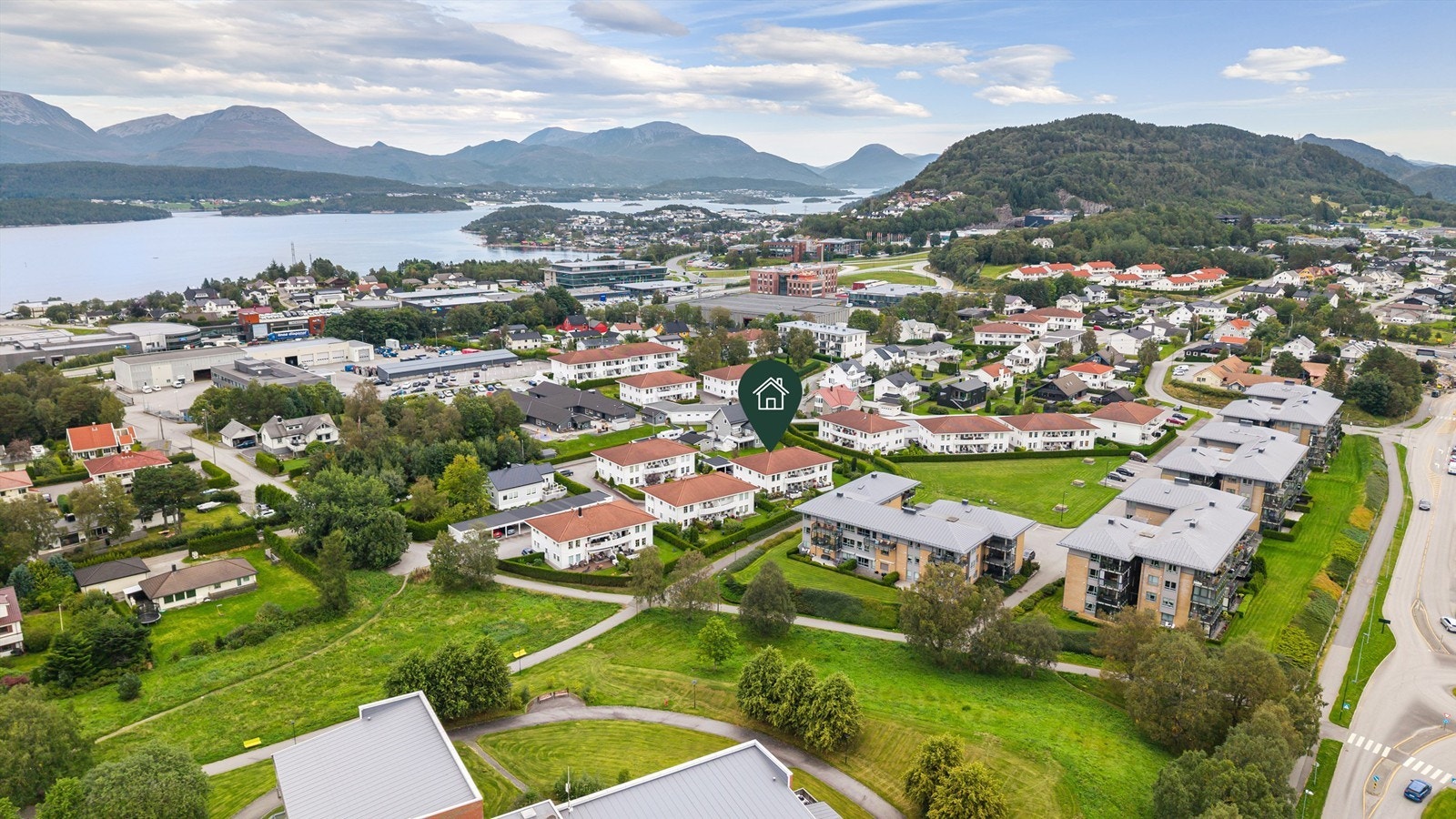 Leiligheten er beliggende like ved Moa med flotte gangveier til handelssentrum på Moa like vest for eiendommen Galleribilde