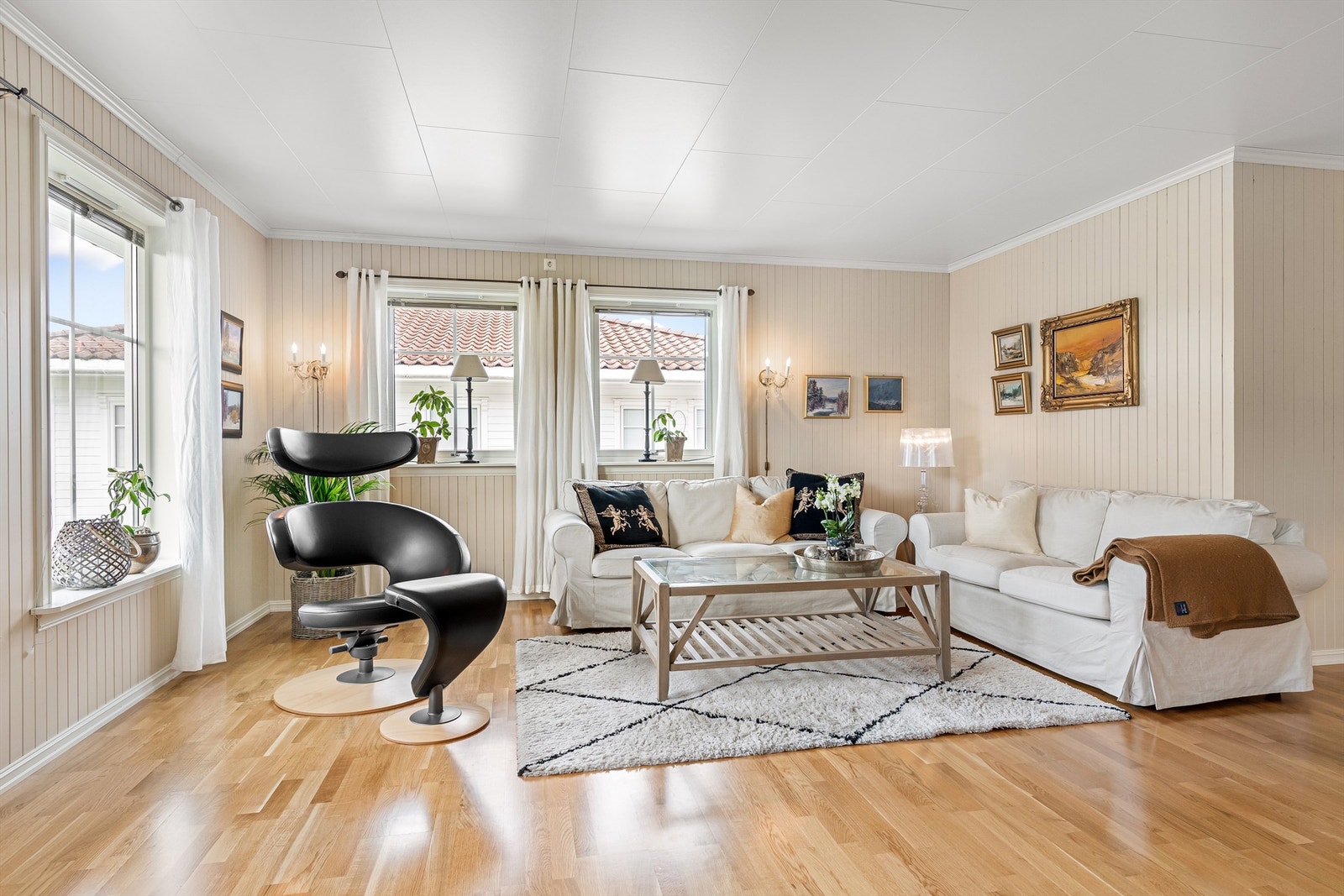 Koselig sofakrok på stuen med lyse overflater og godt med naturlig lysinnslipp fra vinduer Galleribilde