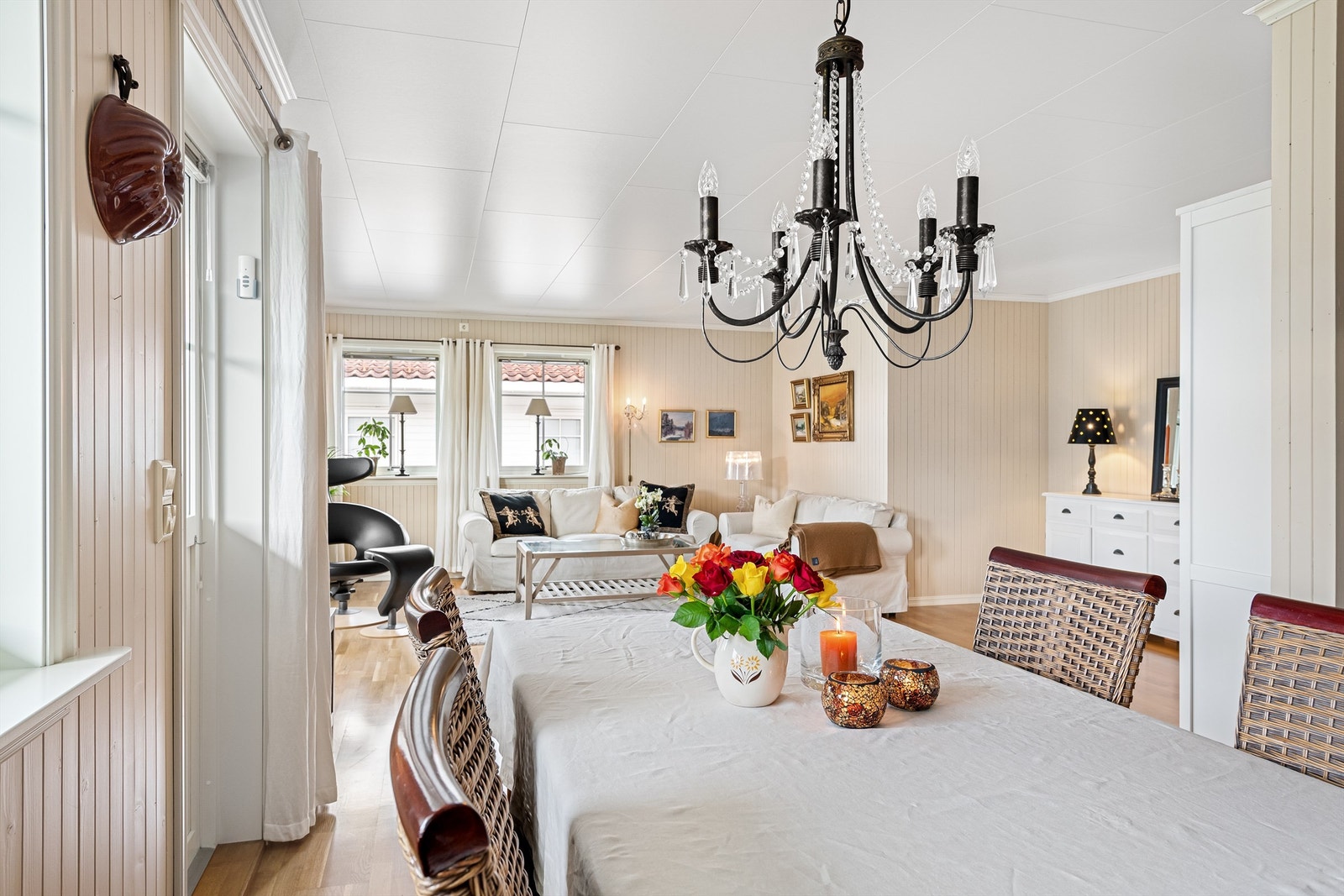 Fra spisestue mot stue Galleribilde