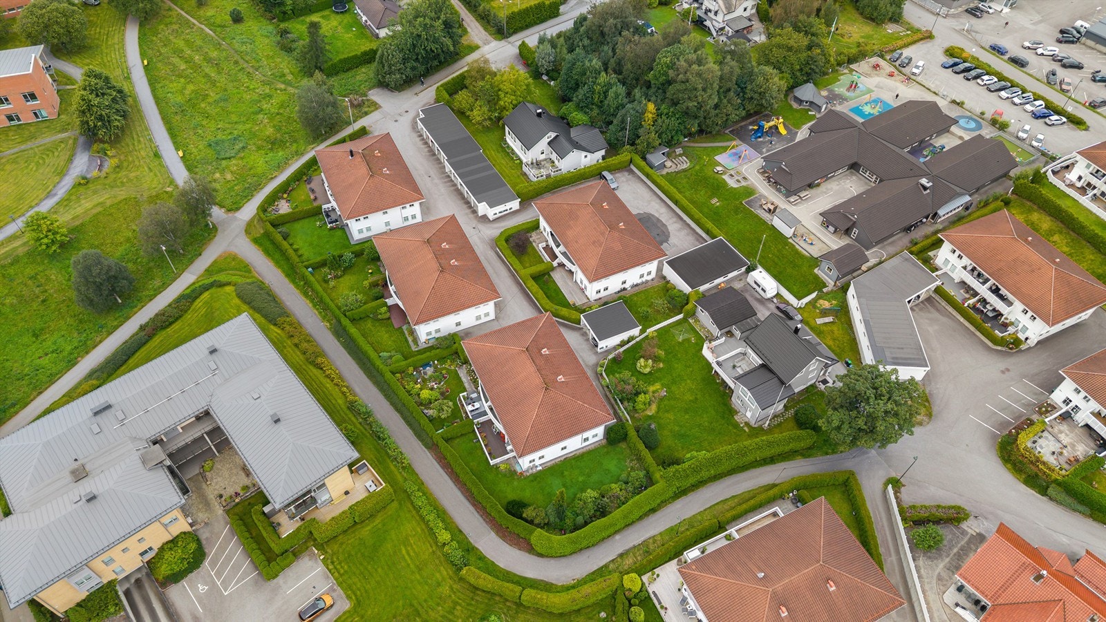 Dronebilde av sameiet sett fra fugleperspektiv Galleribilde