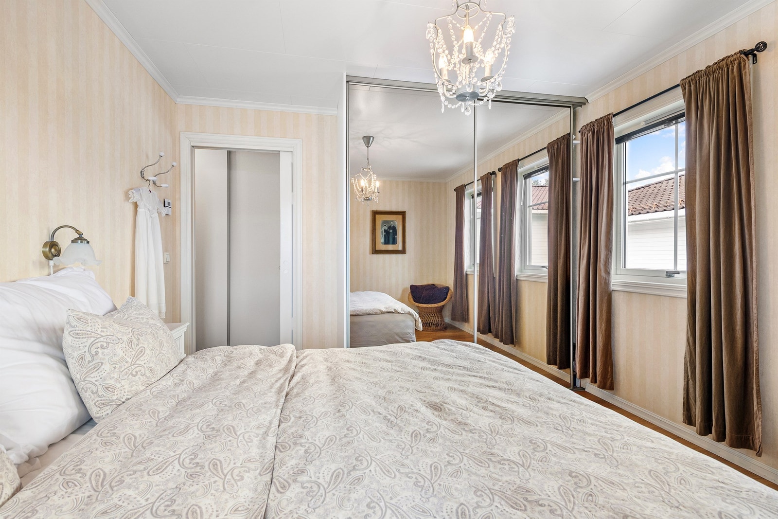 Hovedsoverom med skyvedørsgarderobe Galleribilde