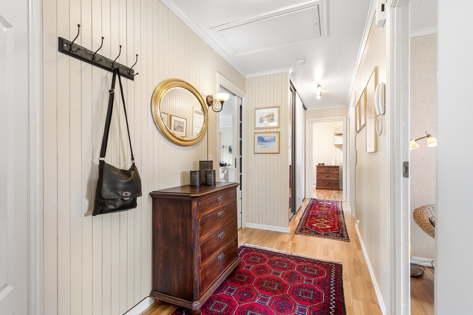 Gang med lyse overflater og profilerte innerdører. Galleribilde