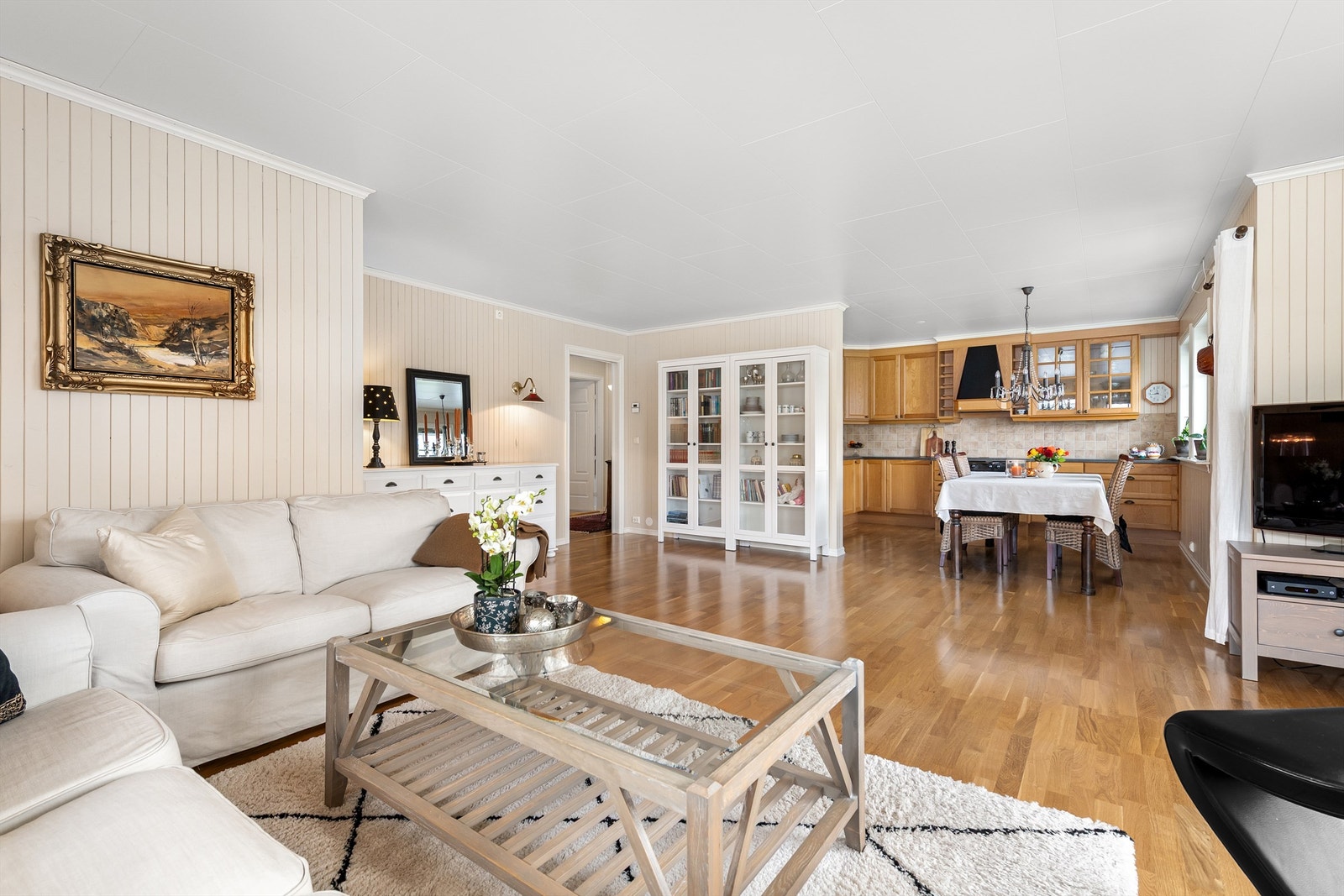 Fra sofakroken på stuen mot spisestue og kjøkken Galleribilde