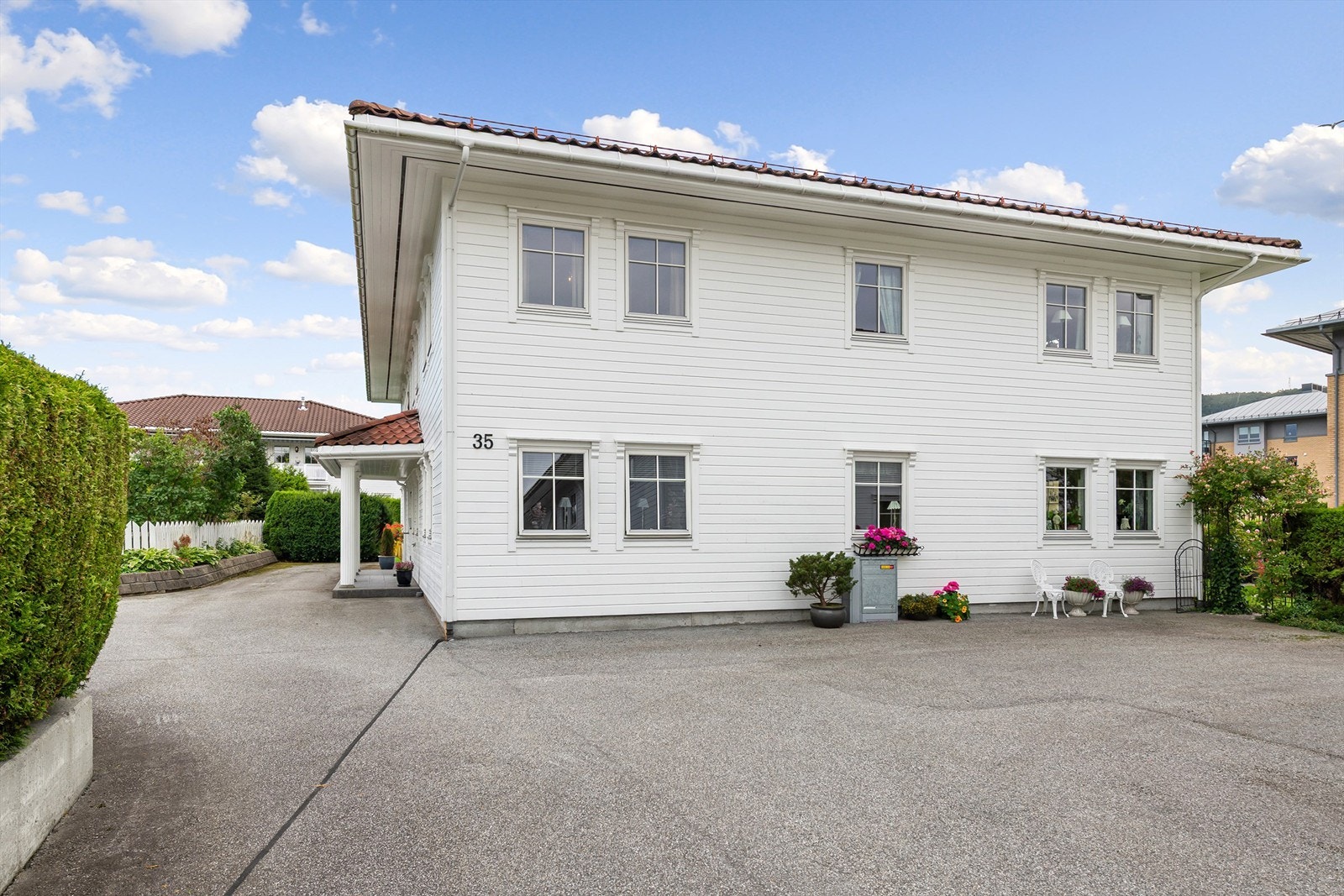 Fasade av blokken mot vest - leiligheten er beliggende i 2. etasje (mot vest) Galleribilde