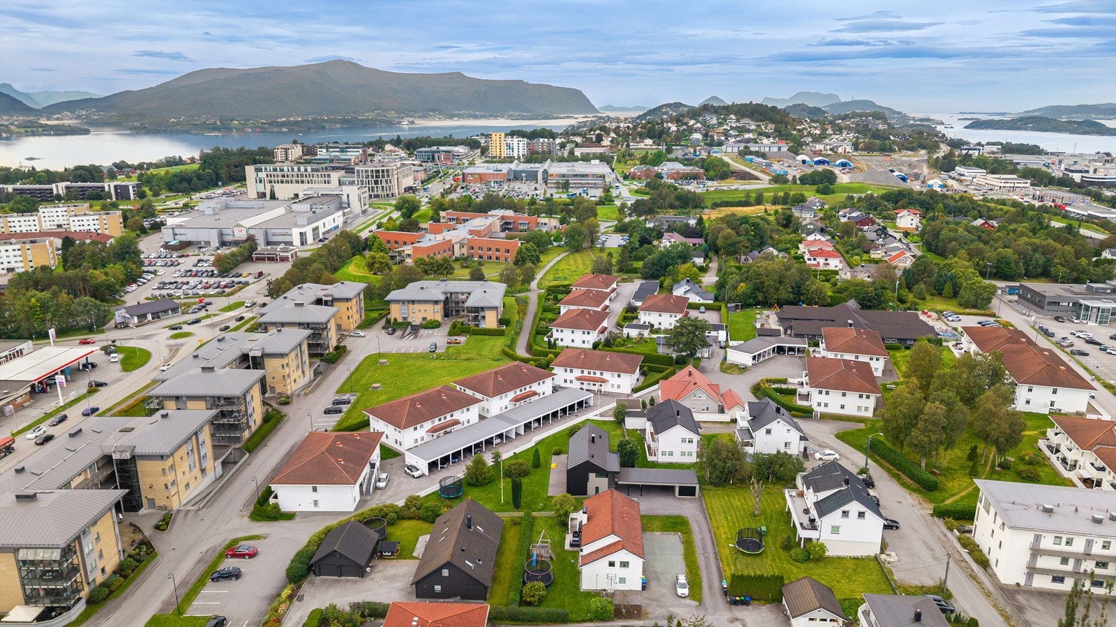 Dronebilde av nærområdet tatt fra øst mot vest Galleribilde