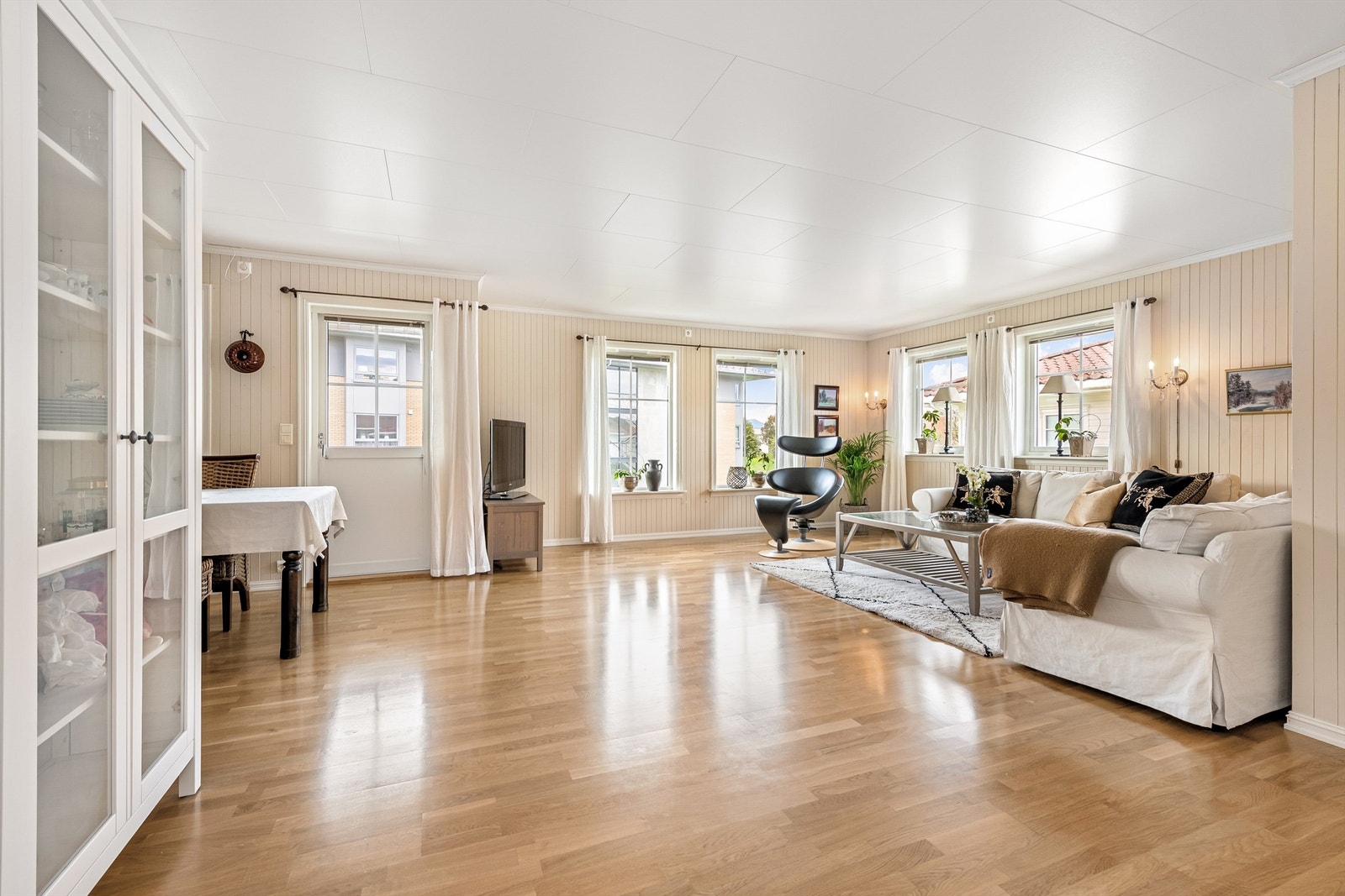 Stuen er lys og romslig og har godt med naturlig lysinnslipp fra vinduer Galleribilde