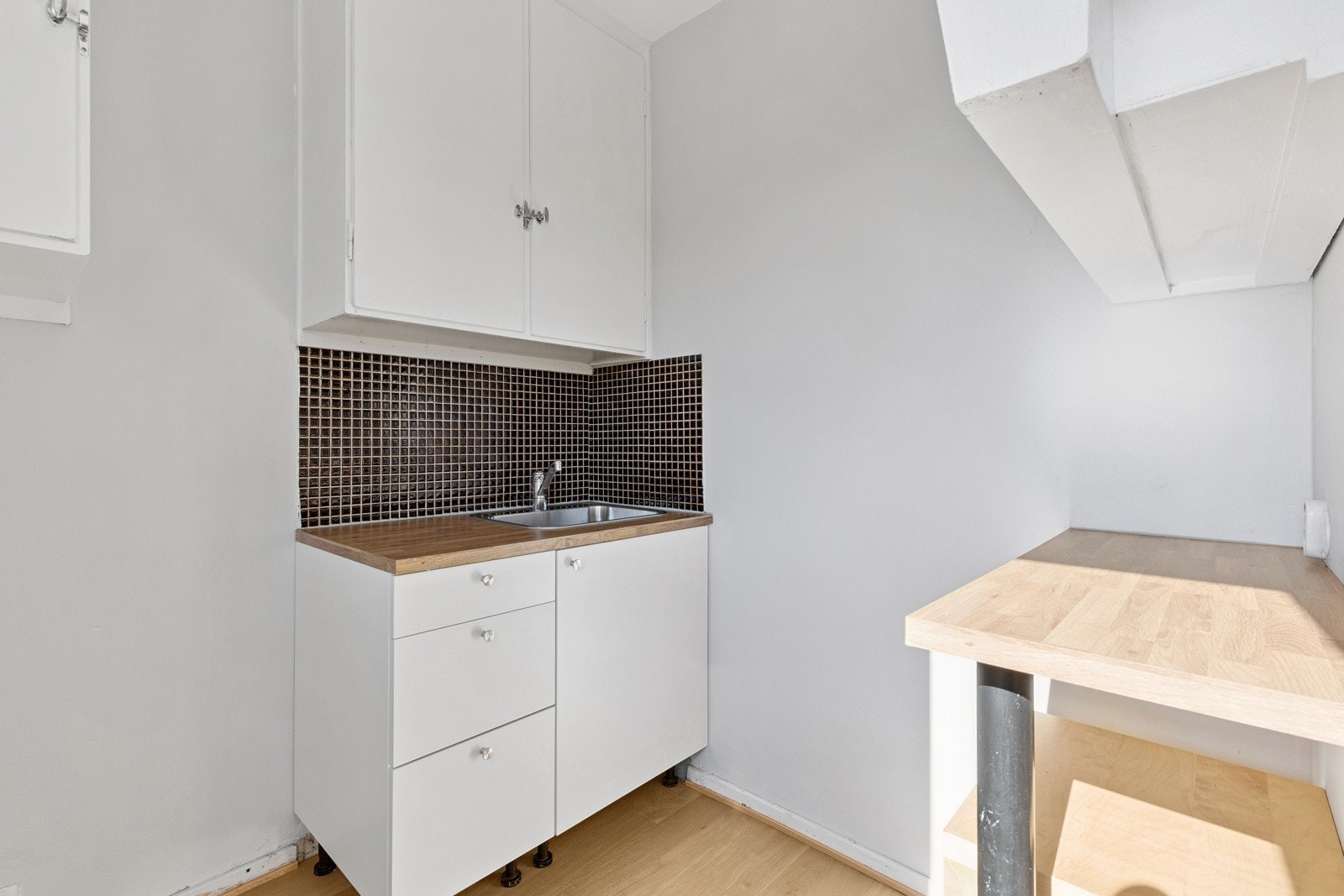 Kjøkken av eldre standard, det må påregnes modernisering av kjøkken for optimal funksjonalitet. Galleribilde