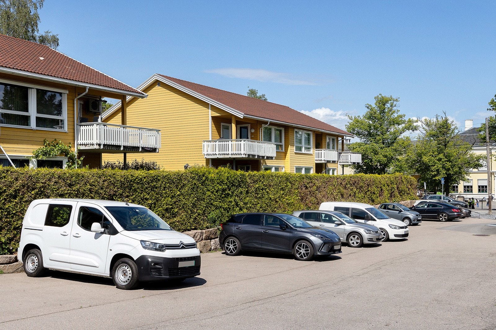 Borettslaget har parkeringsplasser, parkering registreres via app. Galleribilde