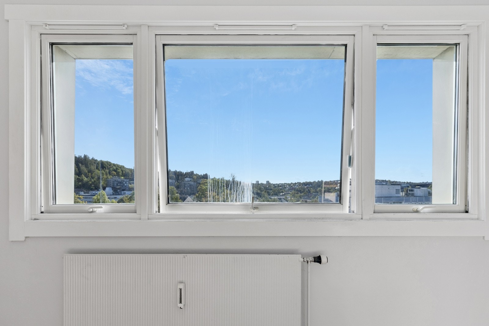 Leiligheten har store vindusoverflater som slipper inn rikelig med naturlig lys. Galleribilde