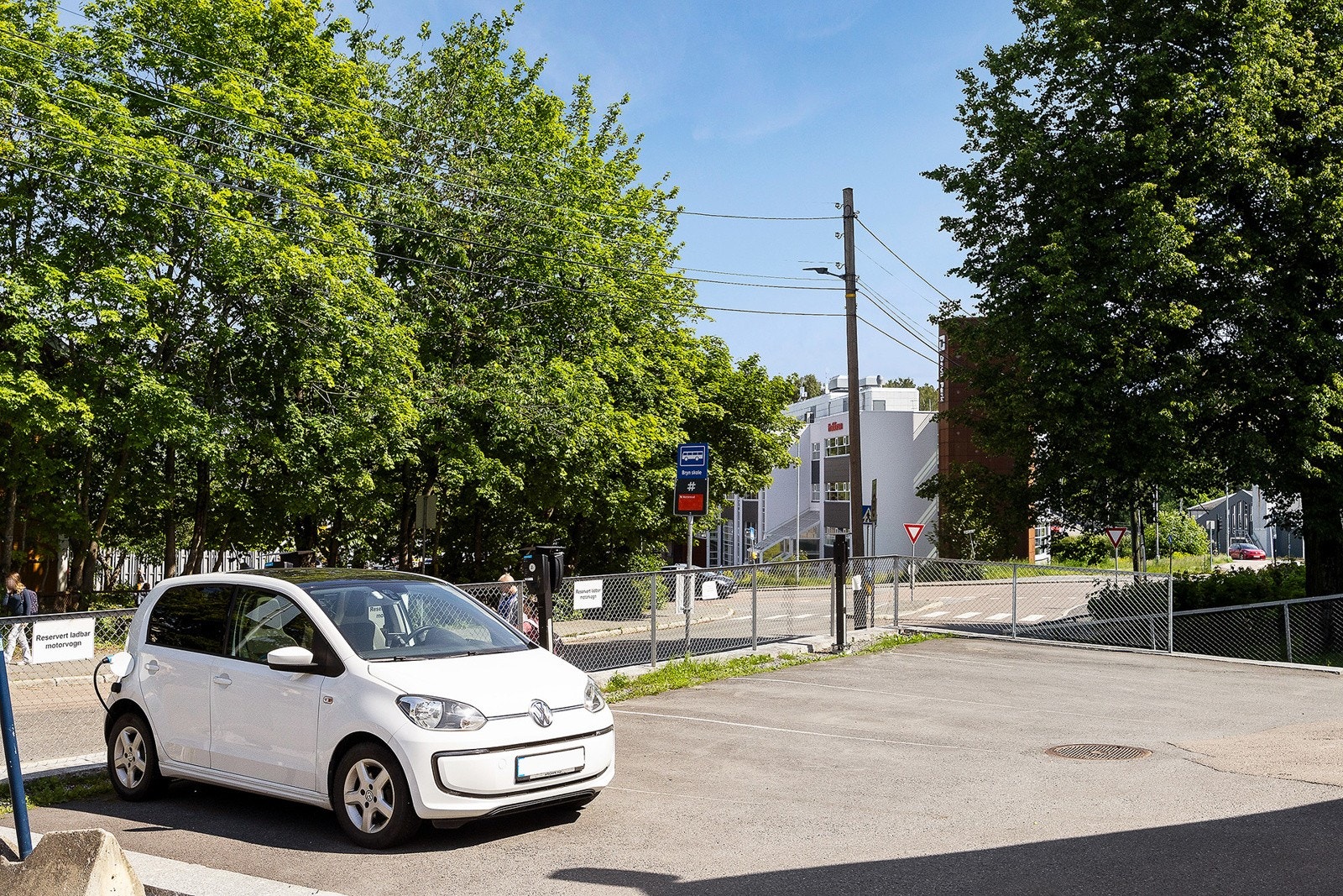 Borettslaget har parkeringsplasser, parkering registreres via app. Galleribilde