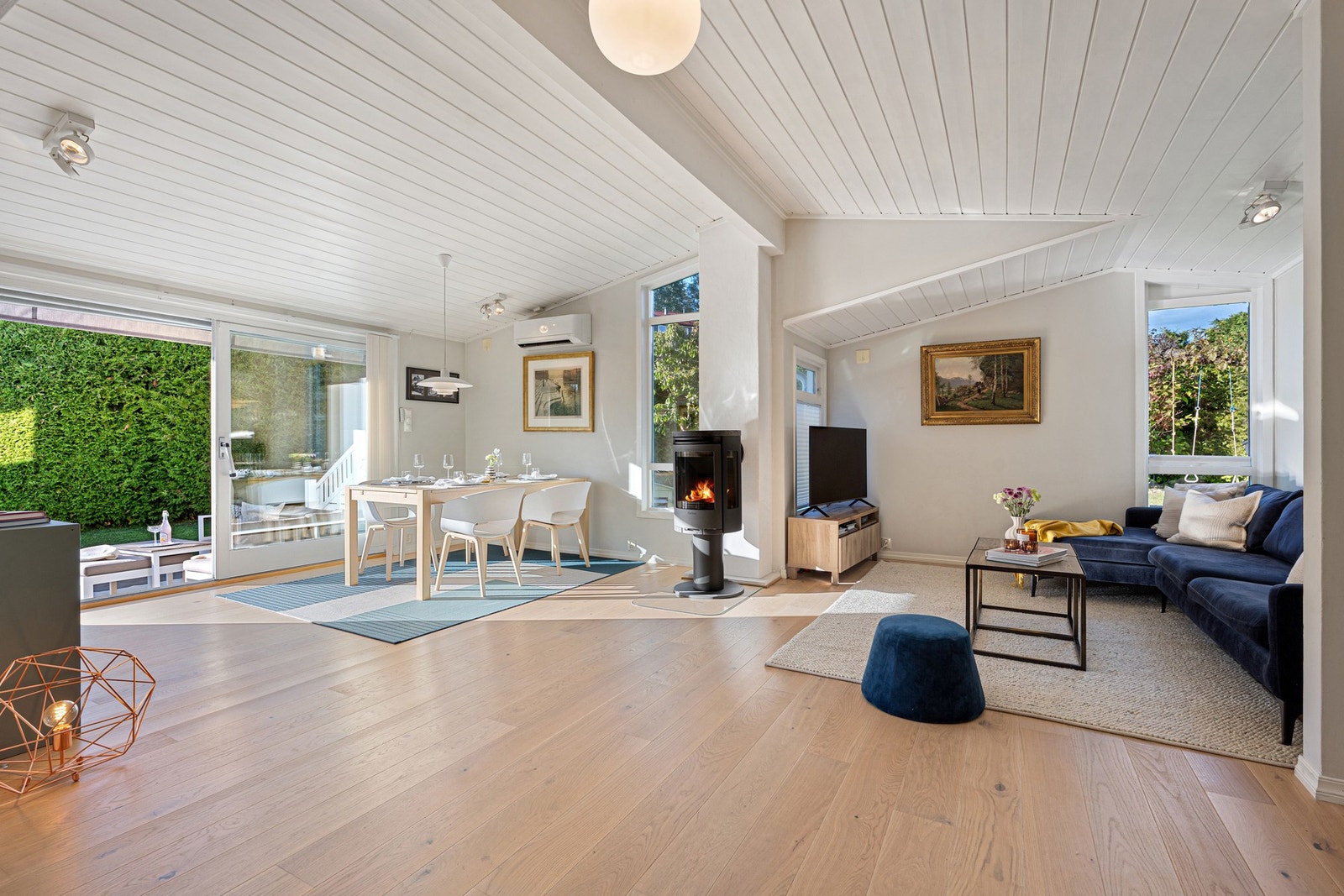 I 1. etasje er det en lys og luftig stue, med utgang til terrasse og hage Galleribilde