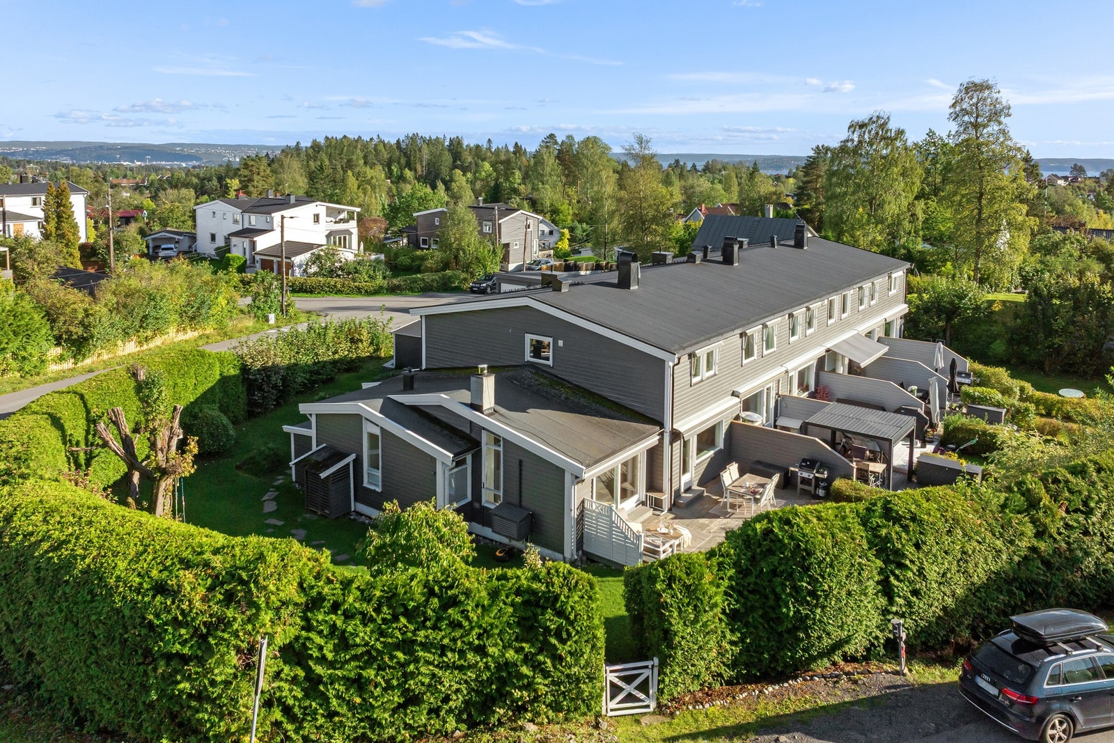 En frodig hekk gir en usjenert og fin beliggenhet på enden mot Elgefaret Galleribilde
