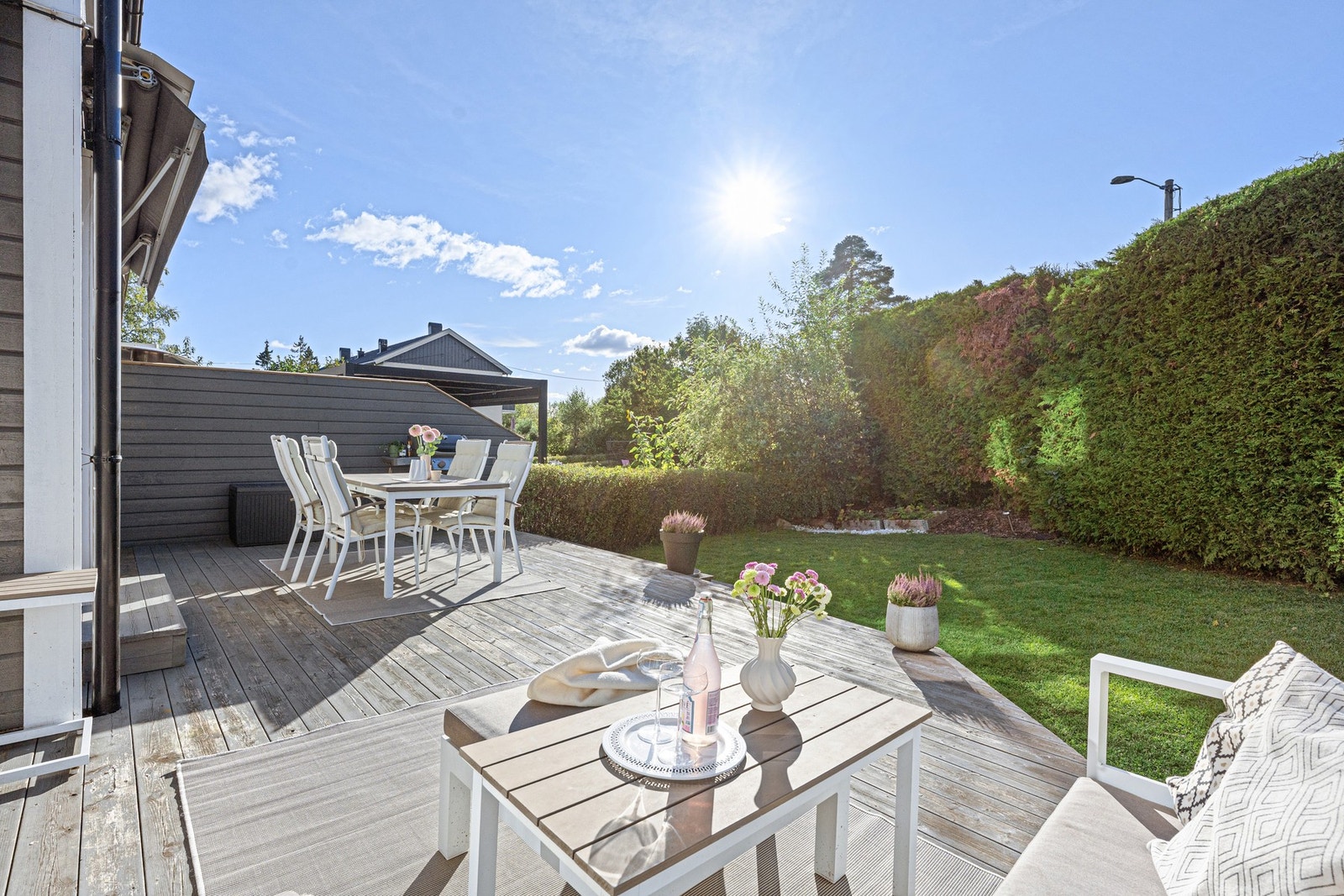 Stor og solrik terrasse Galleribilde