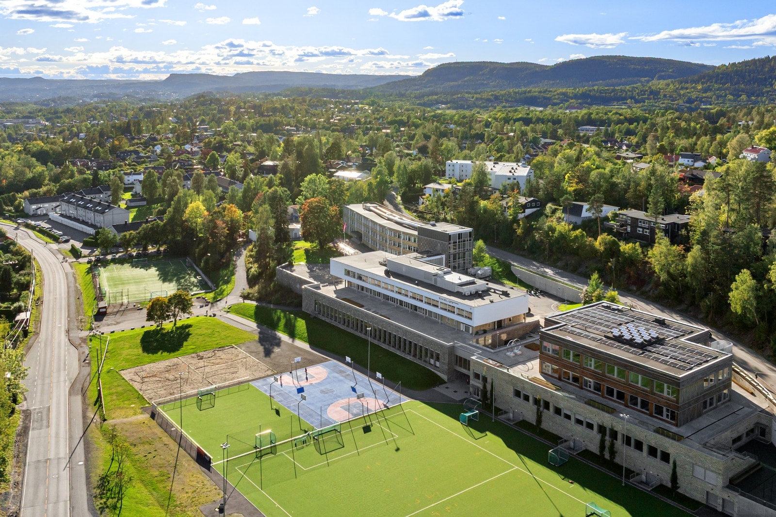 Enkel gangavstand til Eikeli skole og idrettsanlegg Galleribilde
