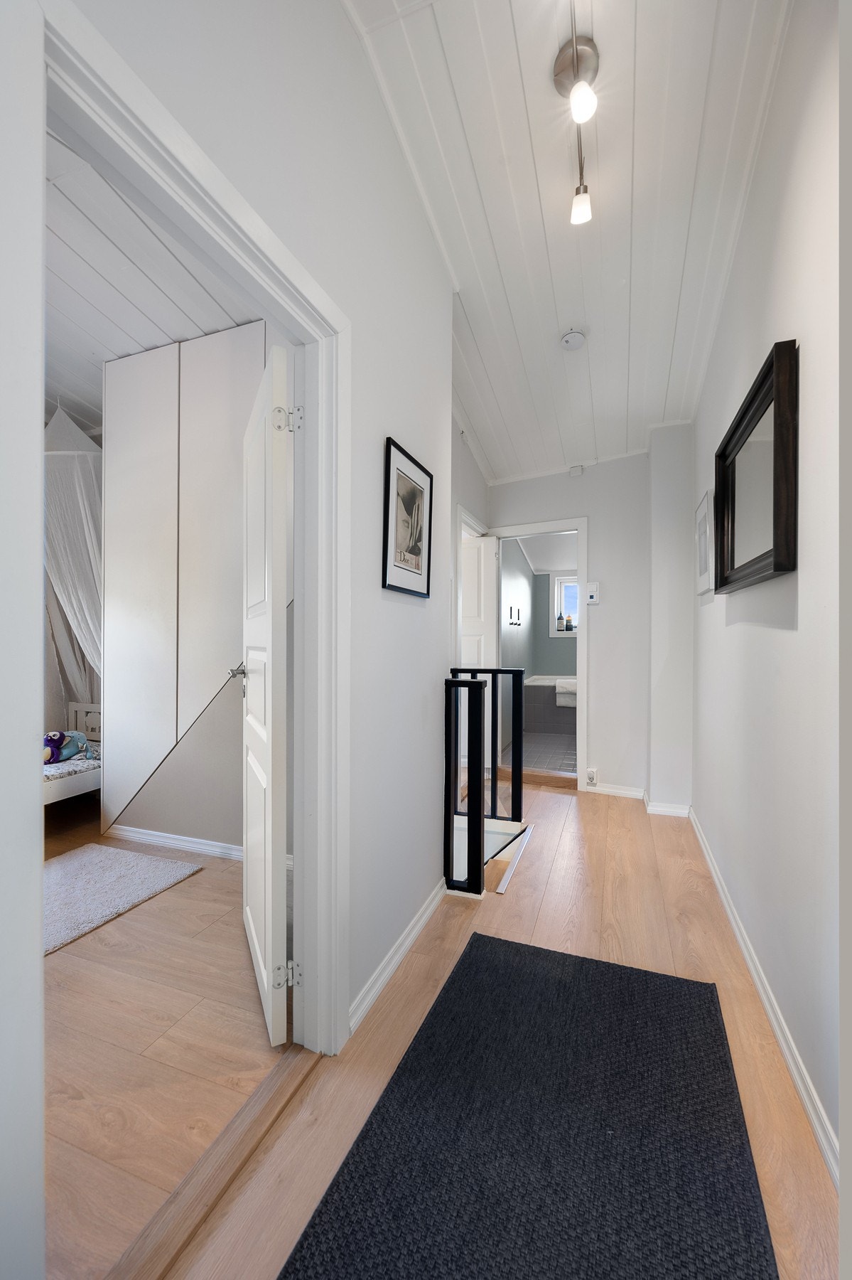 Gangen i 2. etg. fikk i 2020 nytt gulv og lister, malte vegger Galleribilde