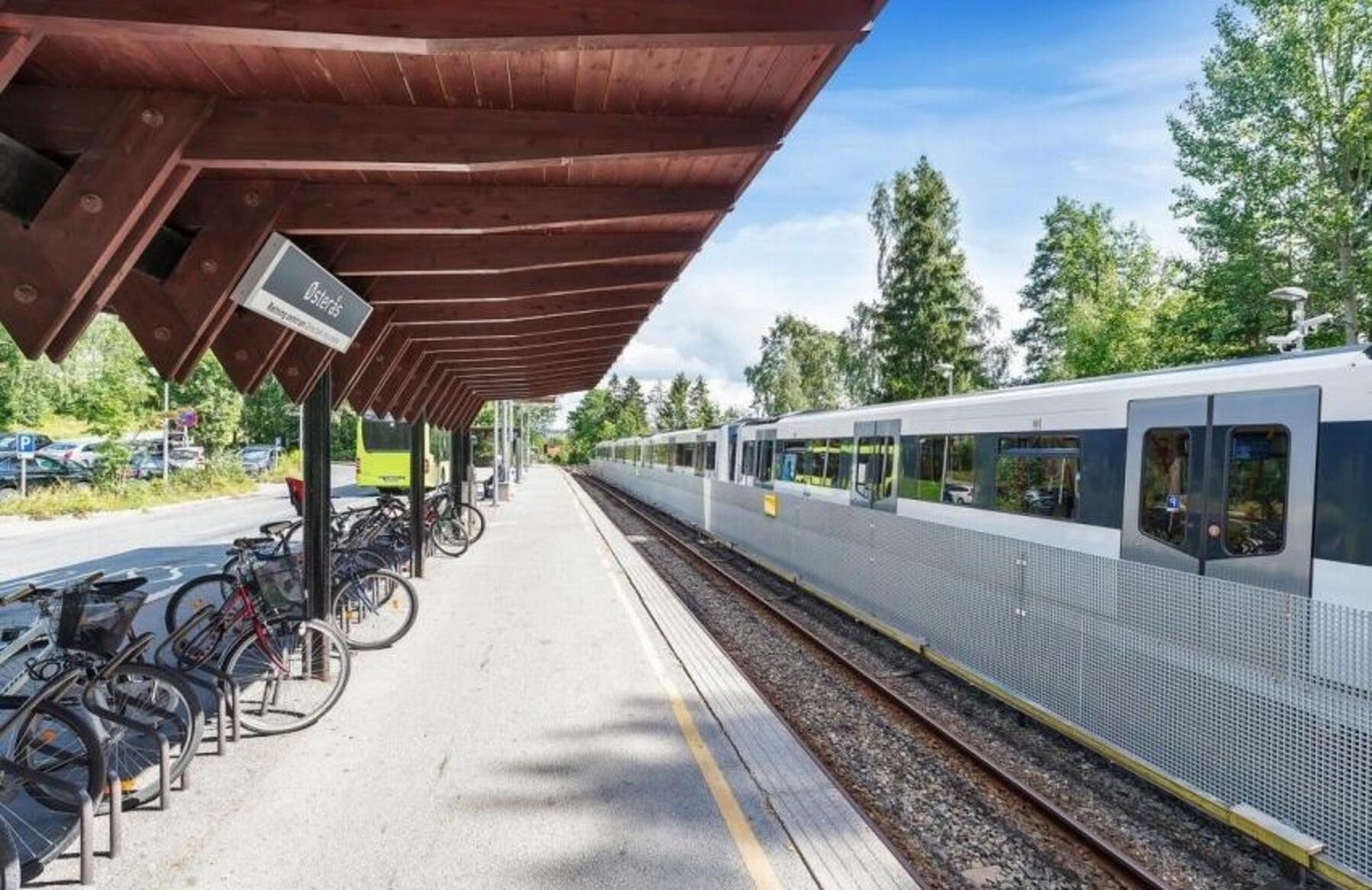 Kun noen minutters gange til Østerås T-bane stasjon Galleribilde