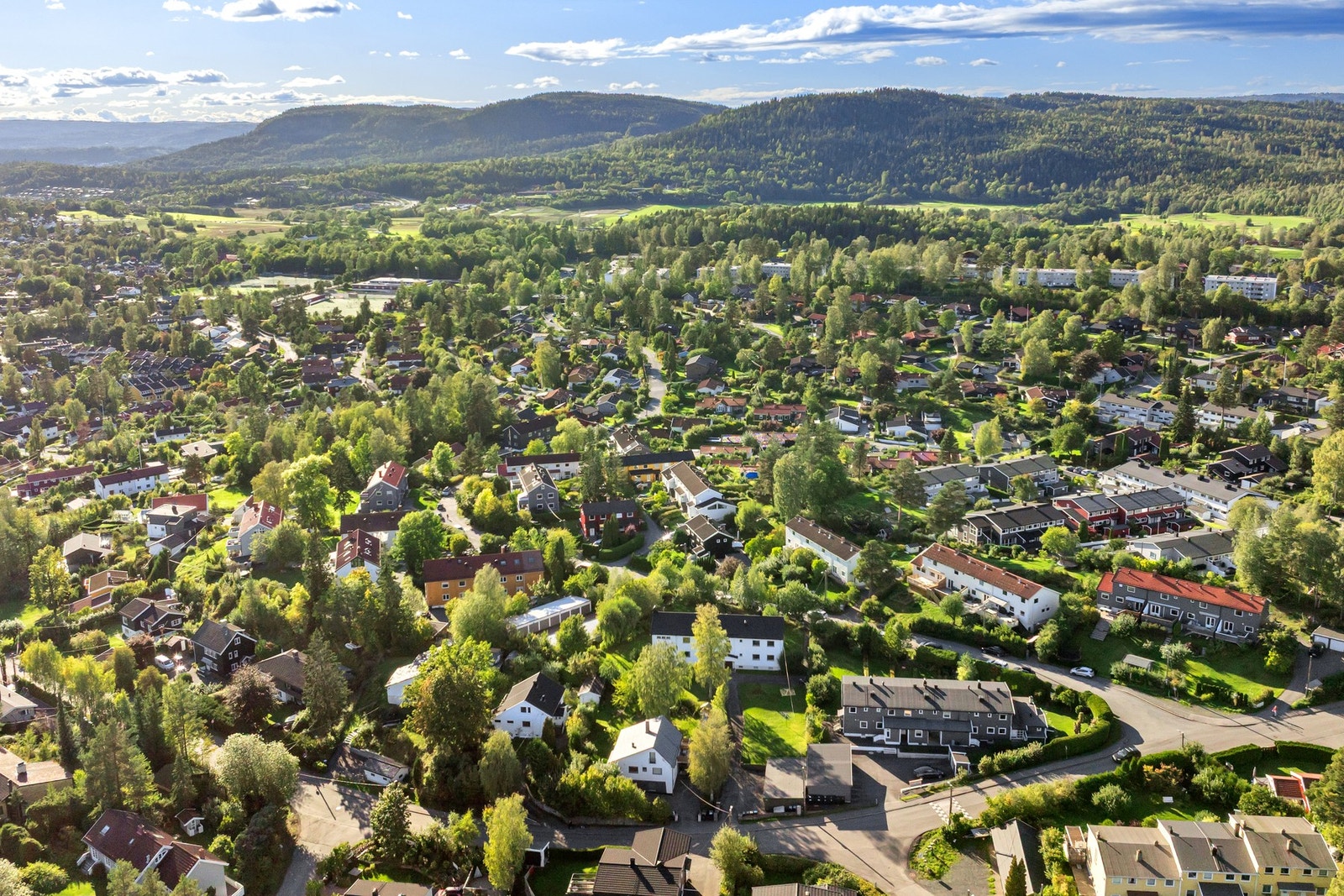 Fra boligen er det enkel og kort gangavstand til skoler, T-bane og buss Galleribilde