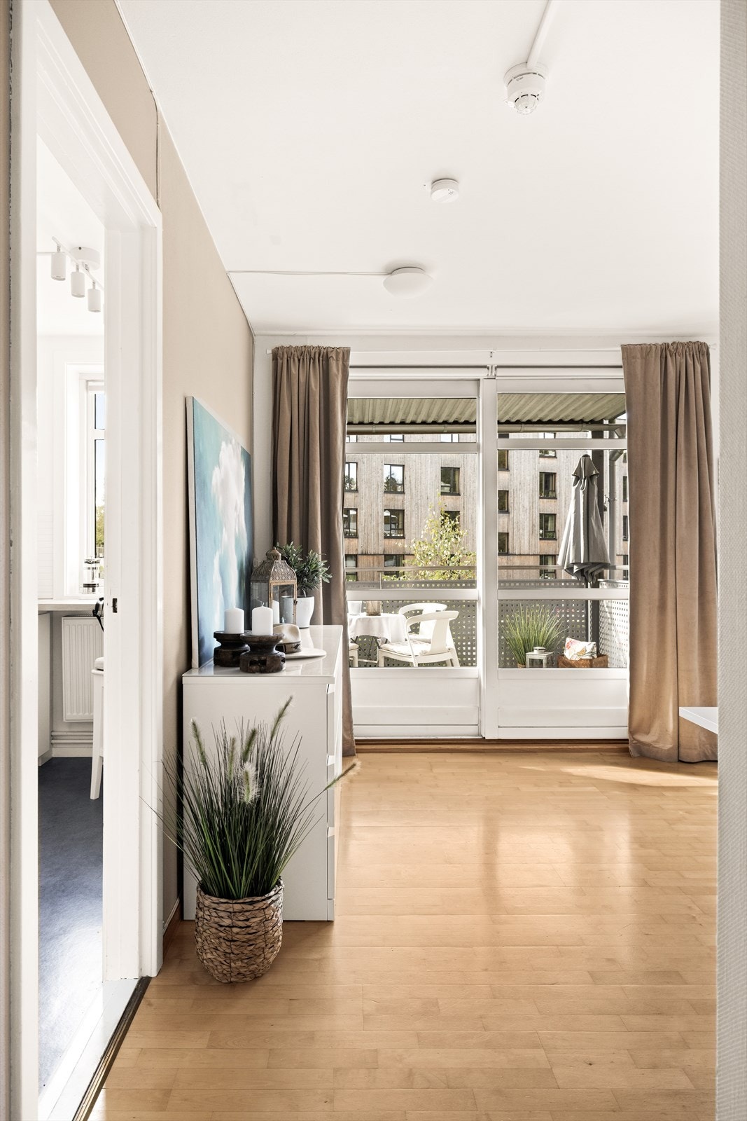 Fra stuen er det adkomst til vestvendt og overbygd balkong på cirka 7 kvm. Galleribilde