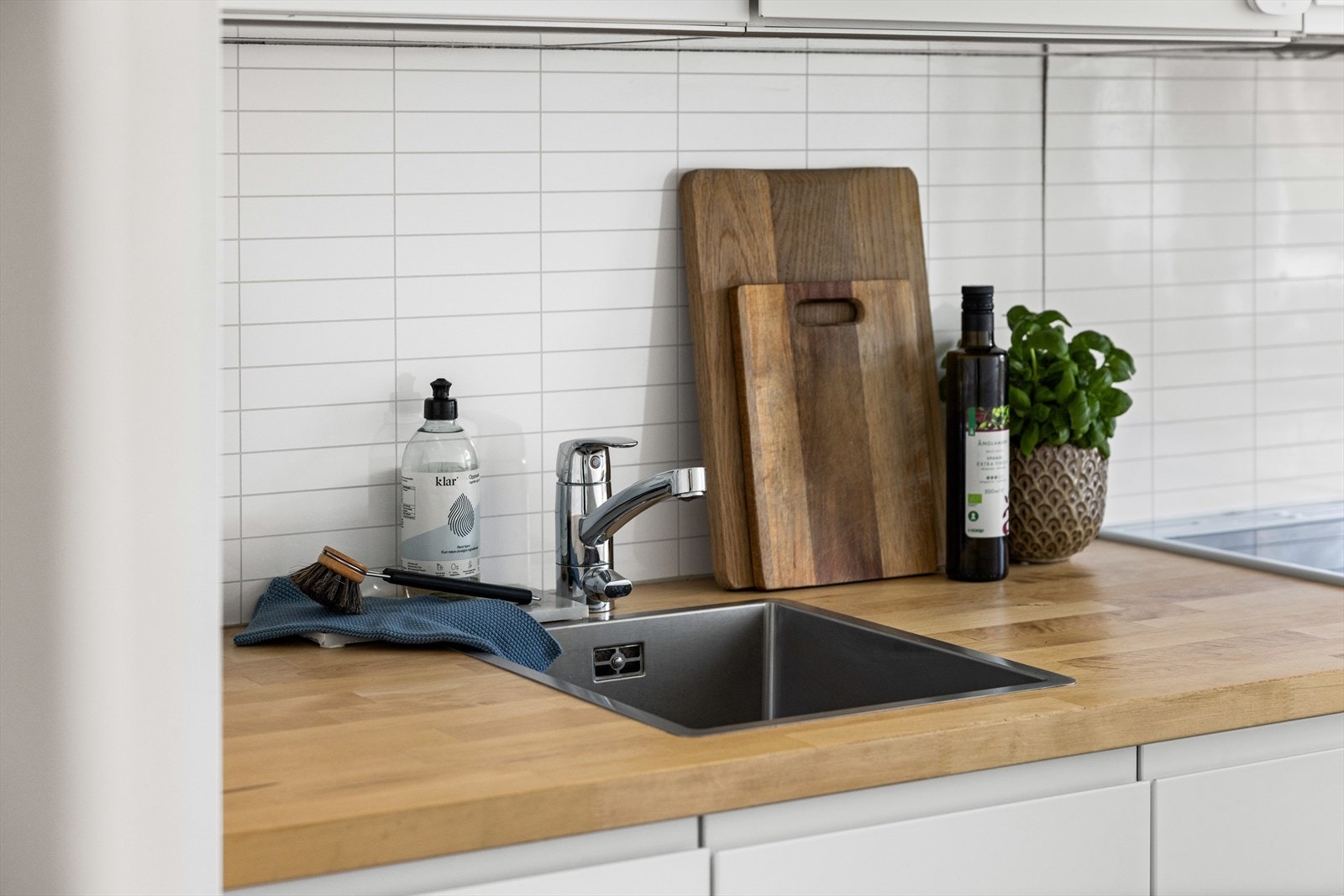 Laminat benkeplate med nedfelt oppvaskkum i rustfritt stål. Galleribilde