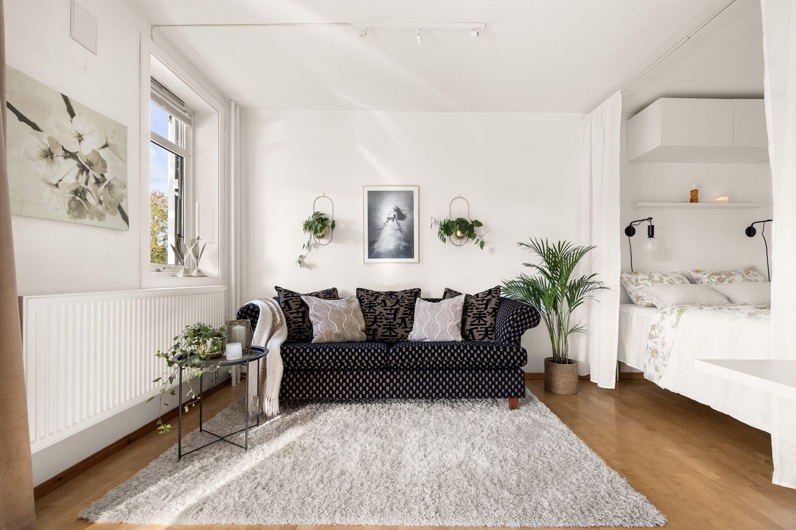 Leiligheten varmes opp med vannbåren varme via radiatorer. Galleribilde