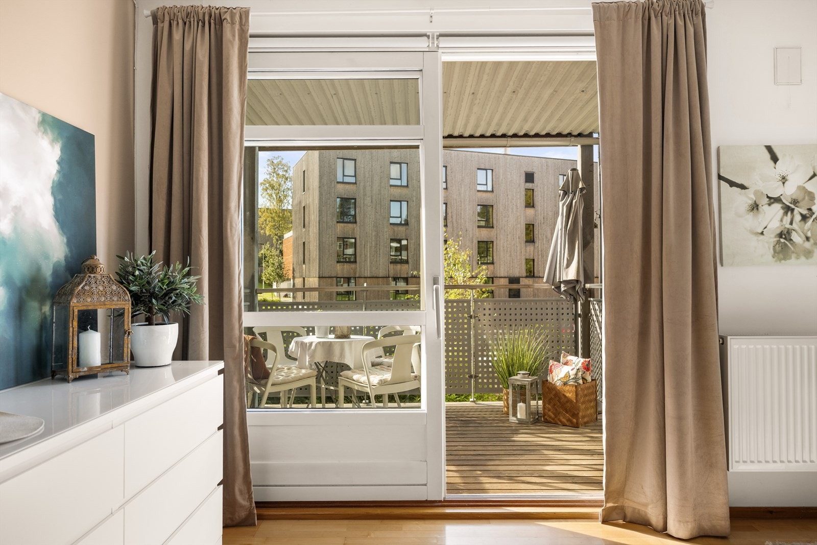 Store vindusflater slipper rikelig med dagslys inn i leiligheten. Galleribilde