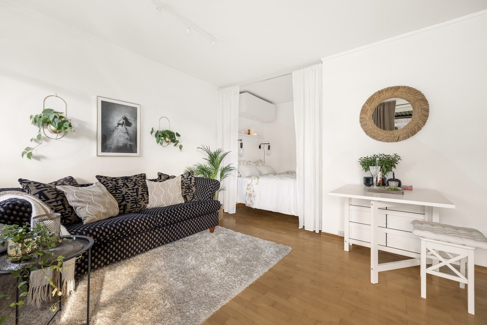 Det er plass til salong med tilhørende møblement. Galleribilde