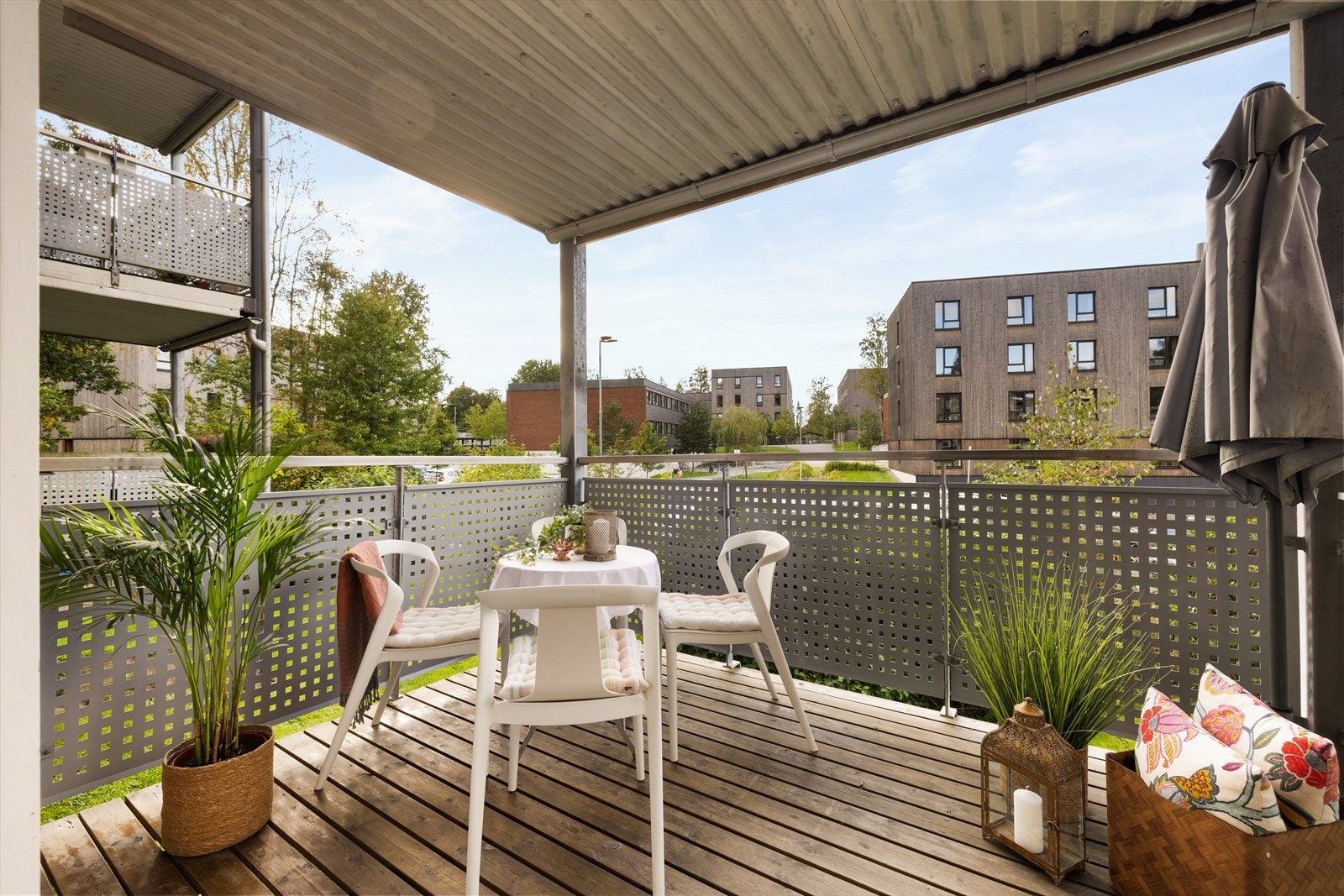 Fra balkongen er det fint utsyn utover omgivelsene og nabolaget. Galleribilde