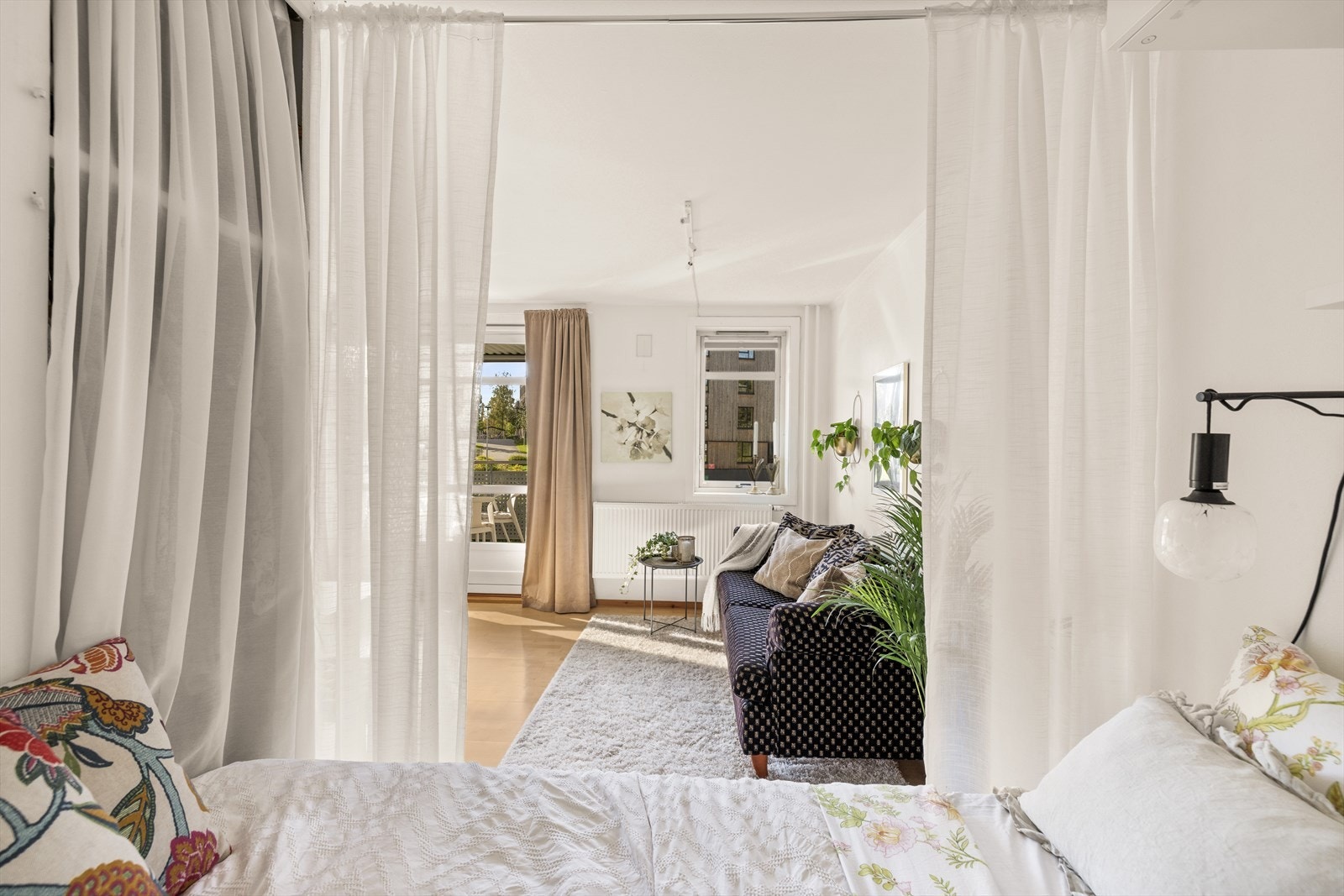 Sovealkoven har skap over sengen, perfekt for å utnytte plassen og rom for mer oppbevaring. Galleribilde