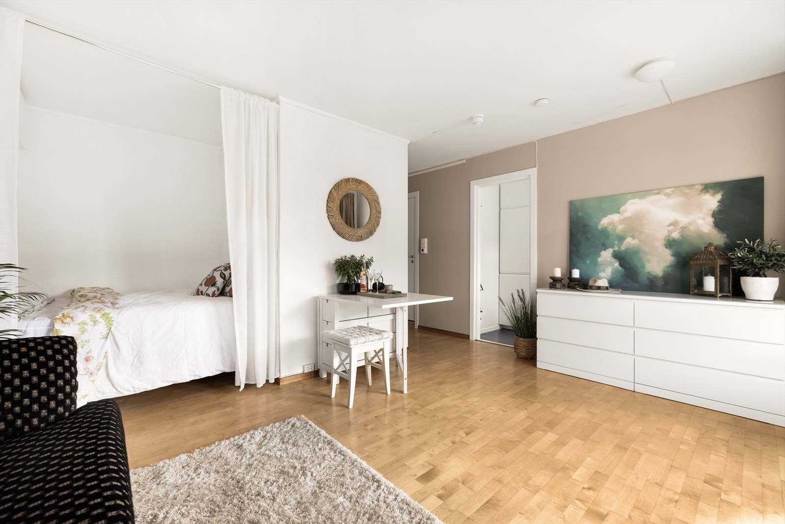 Lyse farger gjør at leiligheten fremstår som romslig. Galleribilde