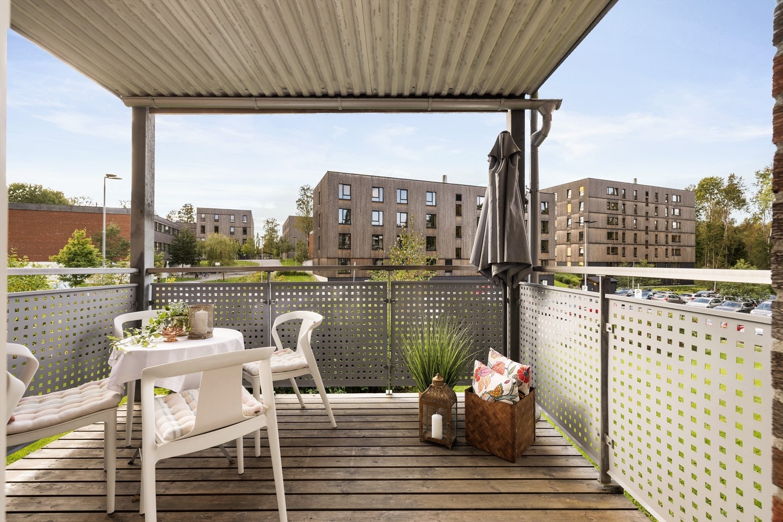 Fra balkongen er det fint utsyn utover omgivelsene og nabolaget. Galleribilde