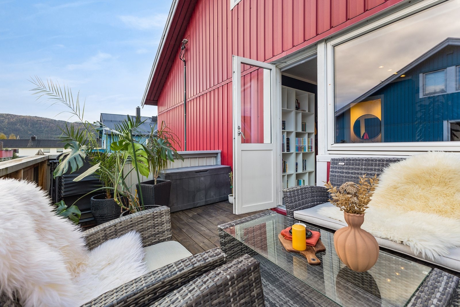 Romslig balkong på ca. 9kvm, som er vendt mot rolig gate, og er i all hovedsak vendt mot vest, nord-vest og nord, noe gir den "viktige" ettermiddag og kveldssolen. Galleribilde