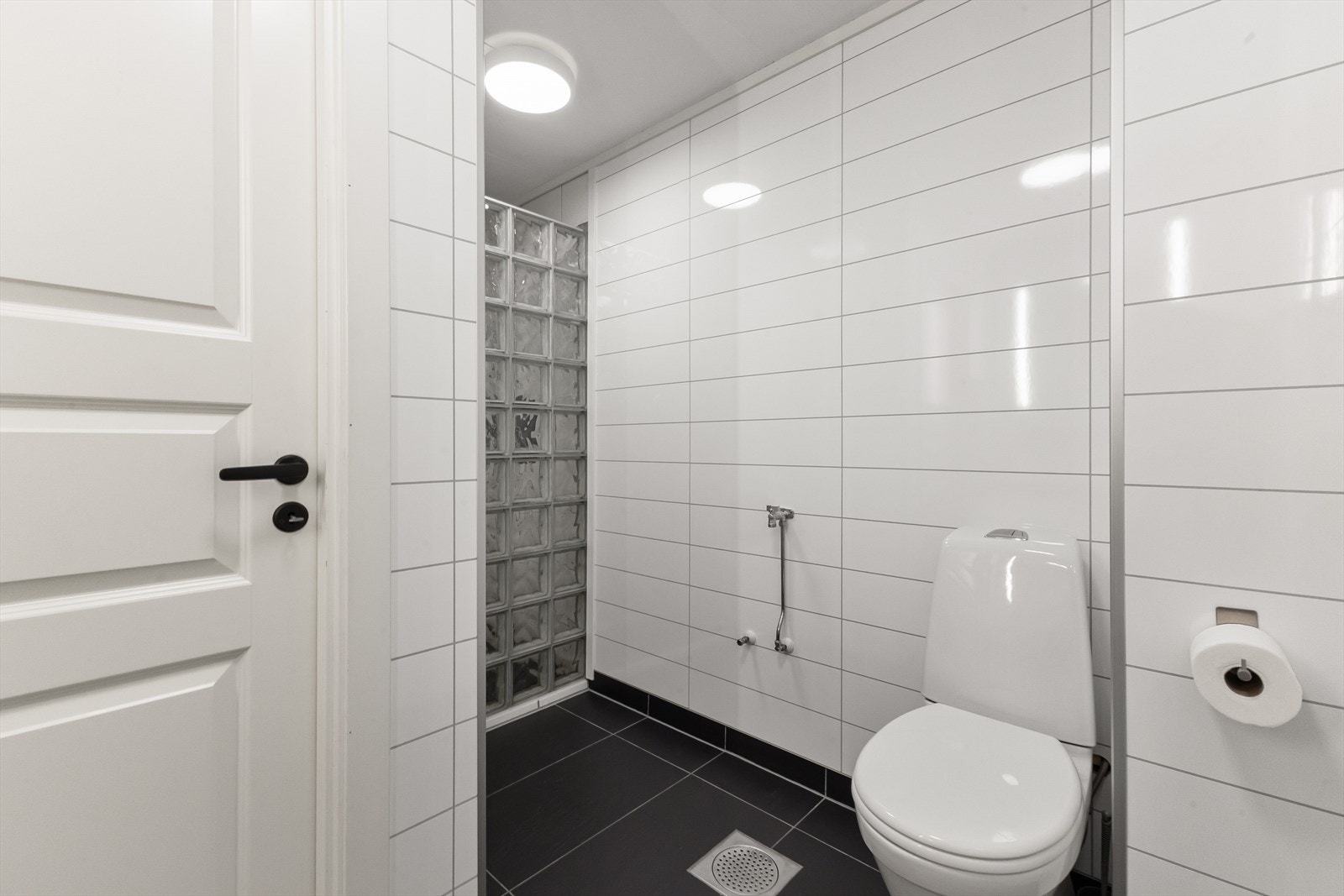 Badet er fornyet i 2018 med bla. ny innredning, nye våtromsplater og regnfallsdusj. Det er lagt til ekstra vanntilførsel/avløp om man ønsker vaskemaskin her. Galleribilde