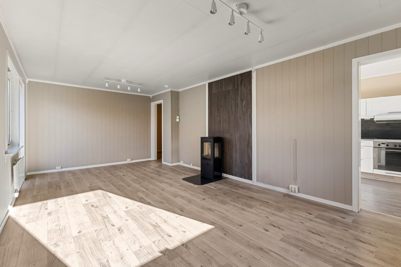 Lysskinner i himling og lettstelte flater i boligen. Galleribilde